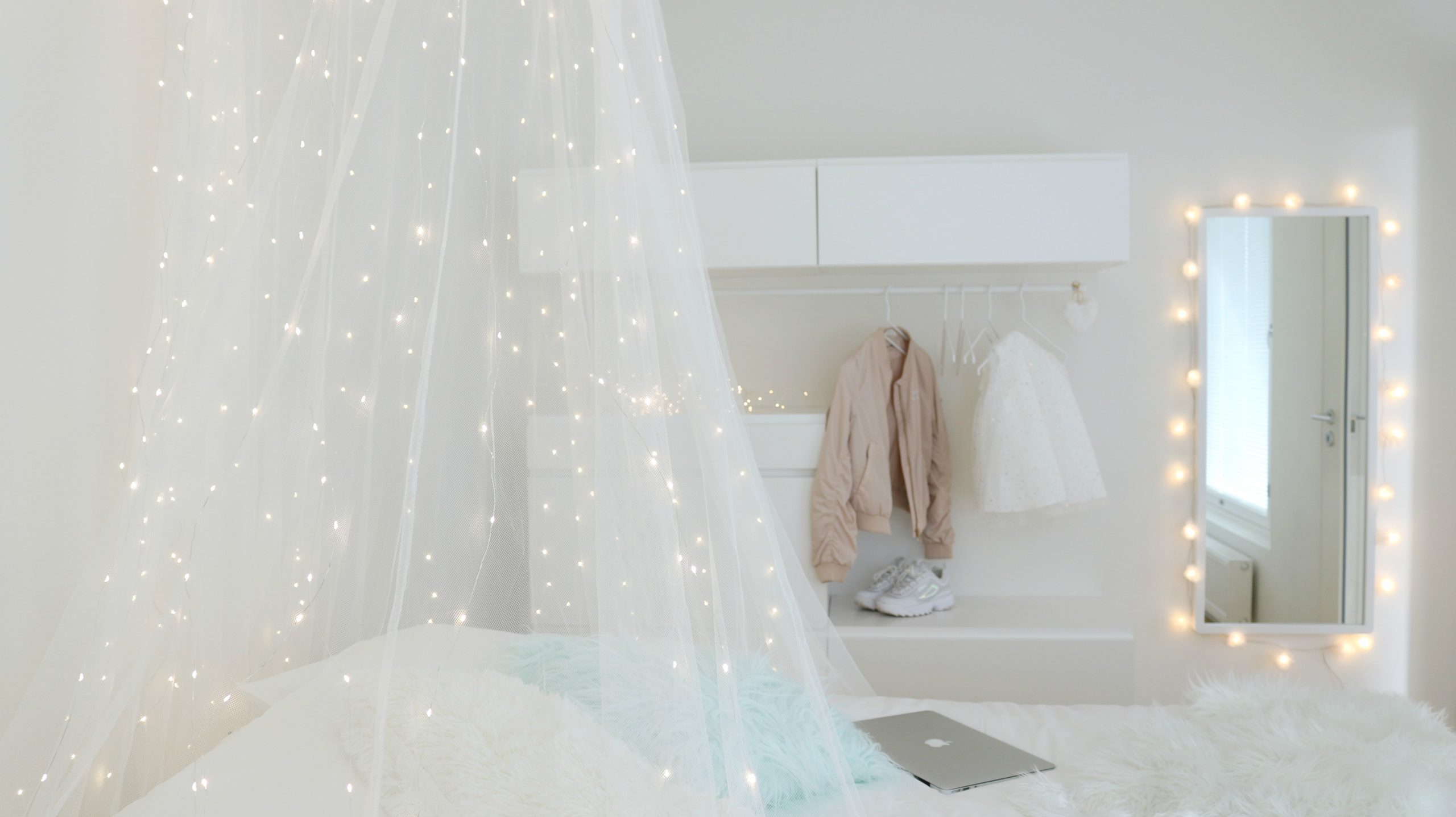 Makuuhuoneen sisustus moderni mintunvihreä valkoinen keijuvalot valoputous sänkykatos sänkyverho Omakotivalkoinen