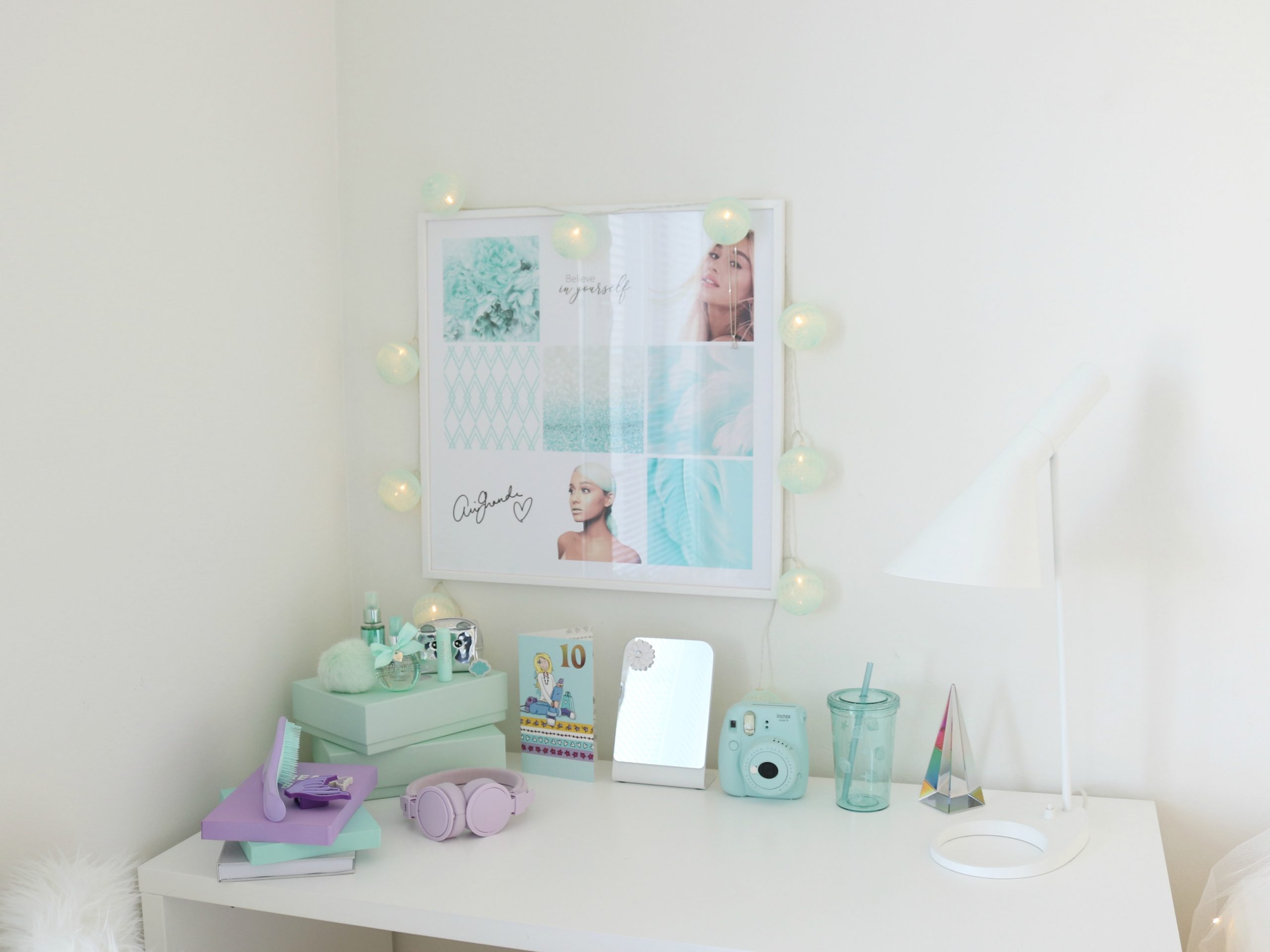 Makuuhuoneen sisustus moderni mintunvihreä valkoinen koulupöytä julistekollaasi Omakotivalkoinen