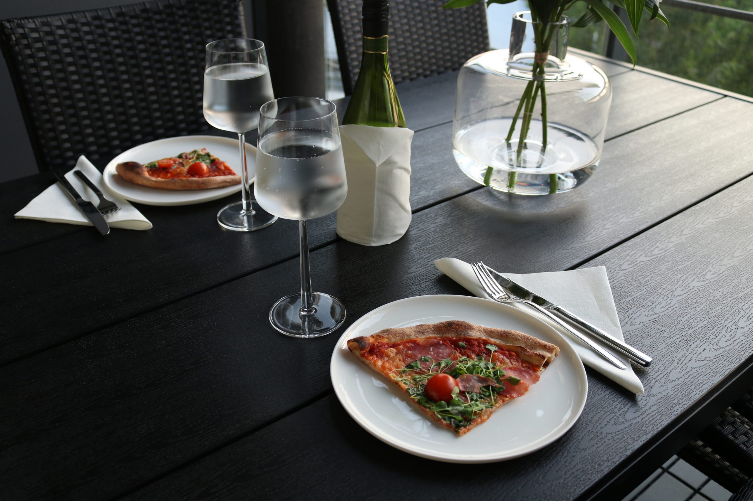 Pizza resepti - Nopea italialainen pizza pizzapohja pizzakastike ilmakuivattua kinkkua, parmesaania ja rucolaa Omakotivalkoinen