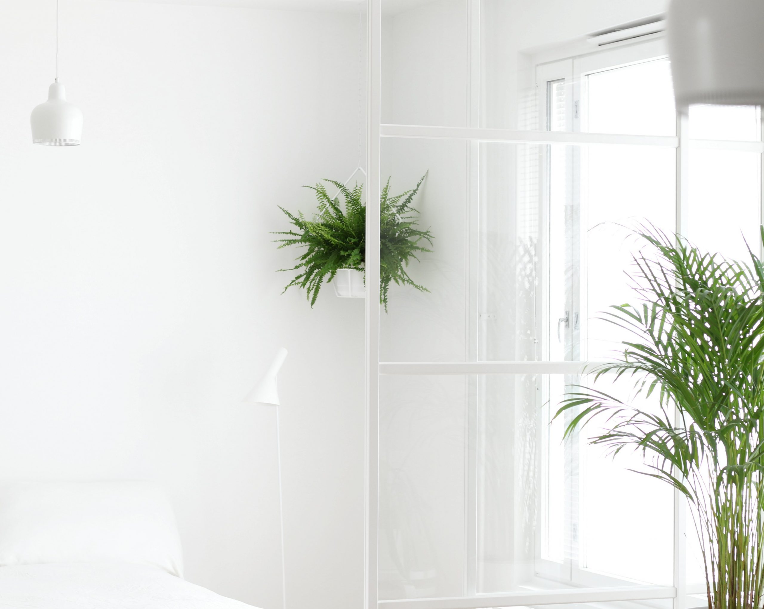 makuuhuoneen sisustus valkoinen minimalistinen koti moderni amppeli Omakotivalkoinen