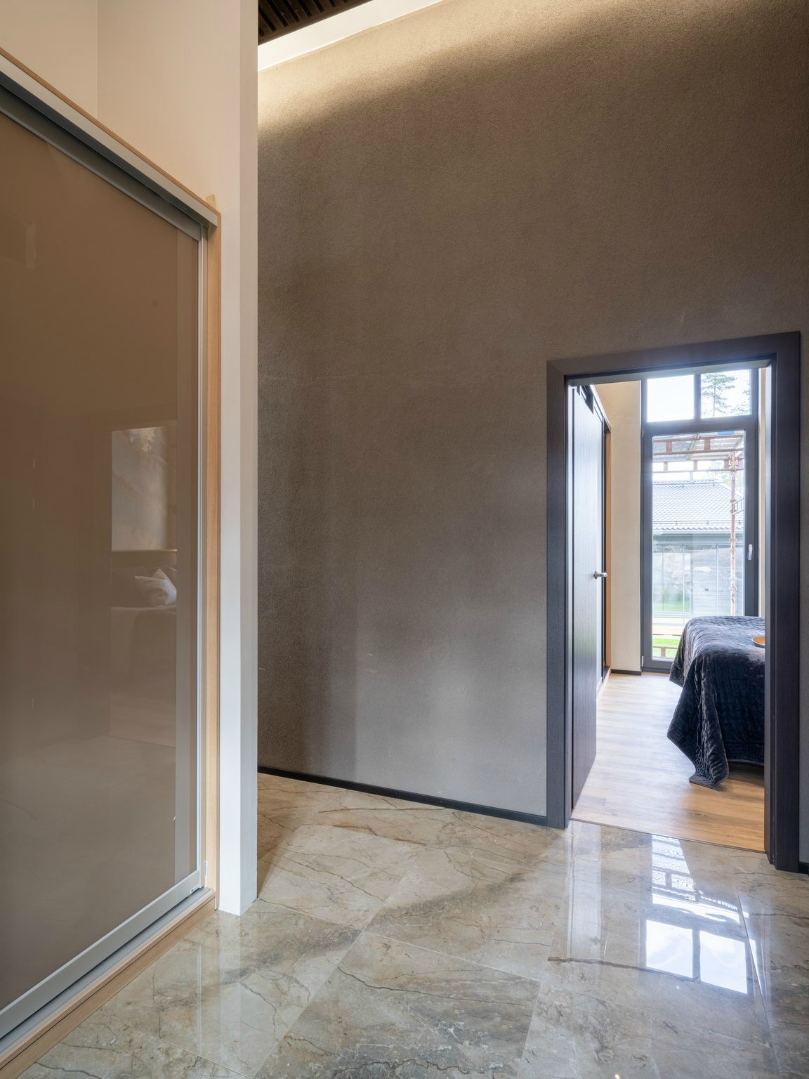 Asuntomessut 2020 kohde 20 Villa Lakka eteisen sisustus Mirror Line liukuovikaapisto. Kuva Ilkka Vuorinen, suunnittelu Iisa Laatio
