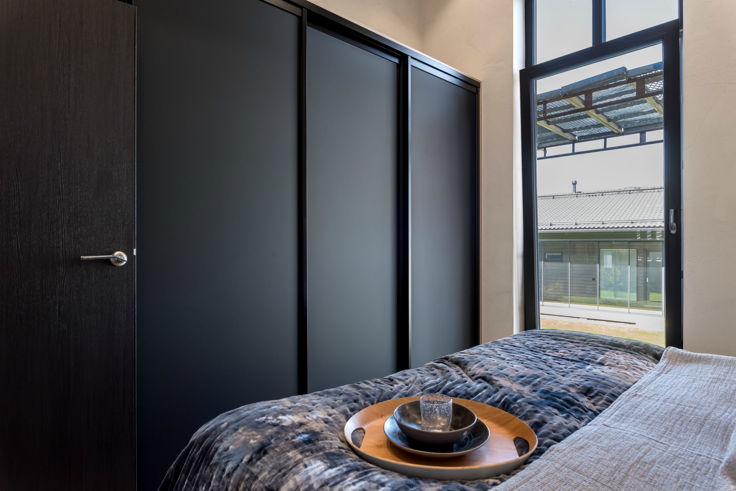 Asuntomessut 2020 kohde 20 Villa Lakka makuuhuoneen sisustus Mirror Line liukuovet. Kuva Tuomo Parkkila