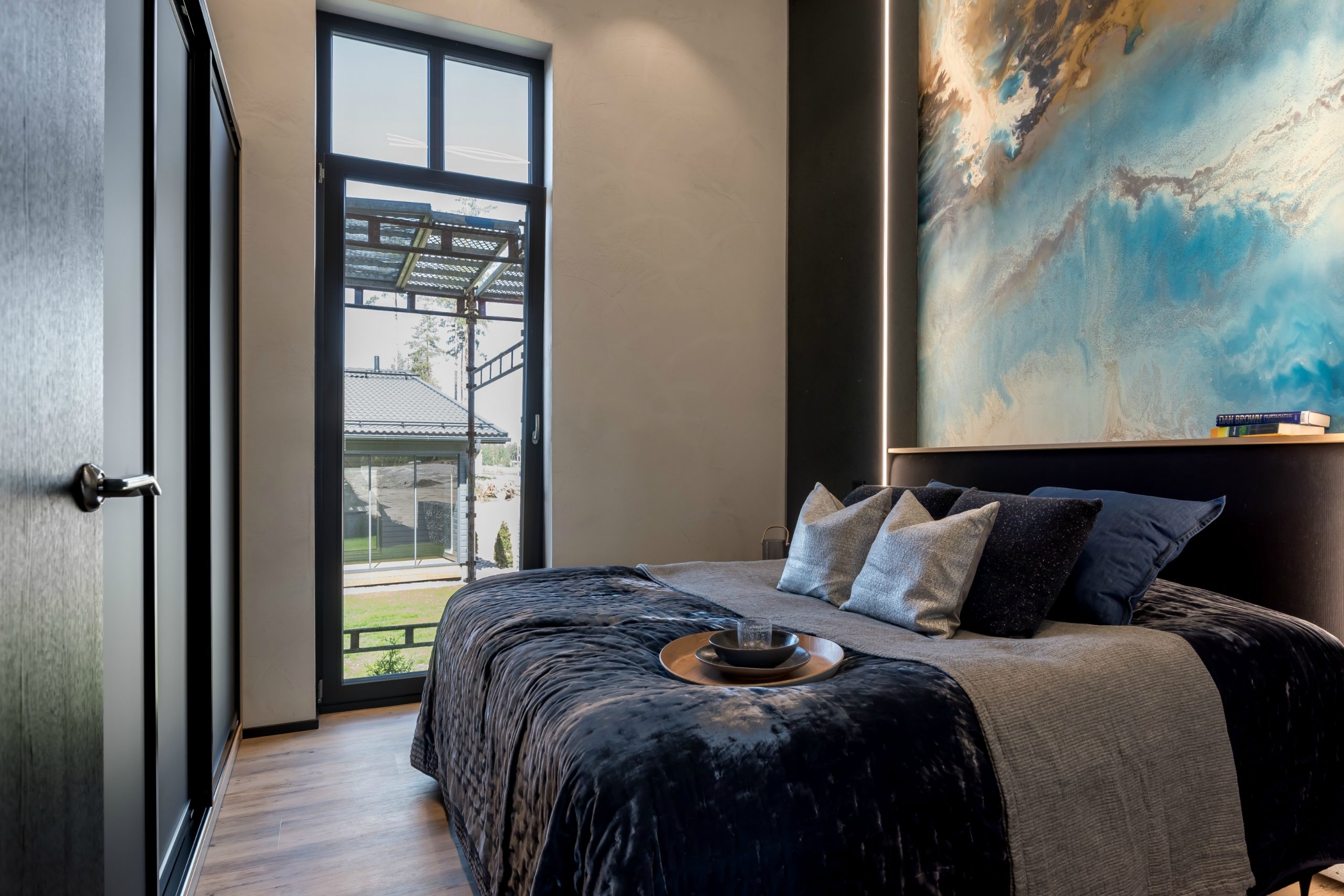 Asuntomessut 2020 kohde 20 Villa Lakka makuuhuoneen sisustus Mirror Line liukuovet. Kuva Tuomo Parkkila