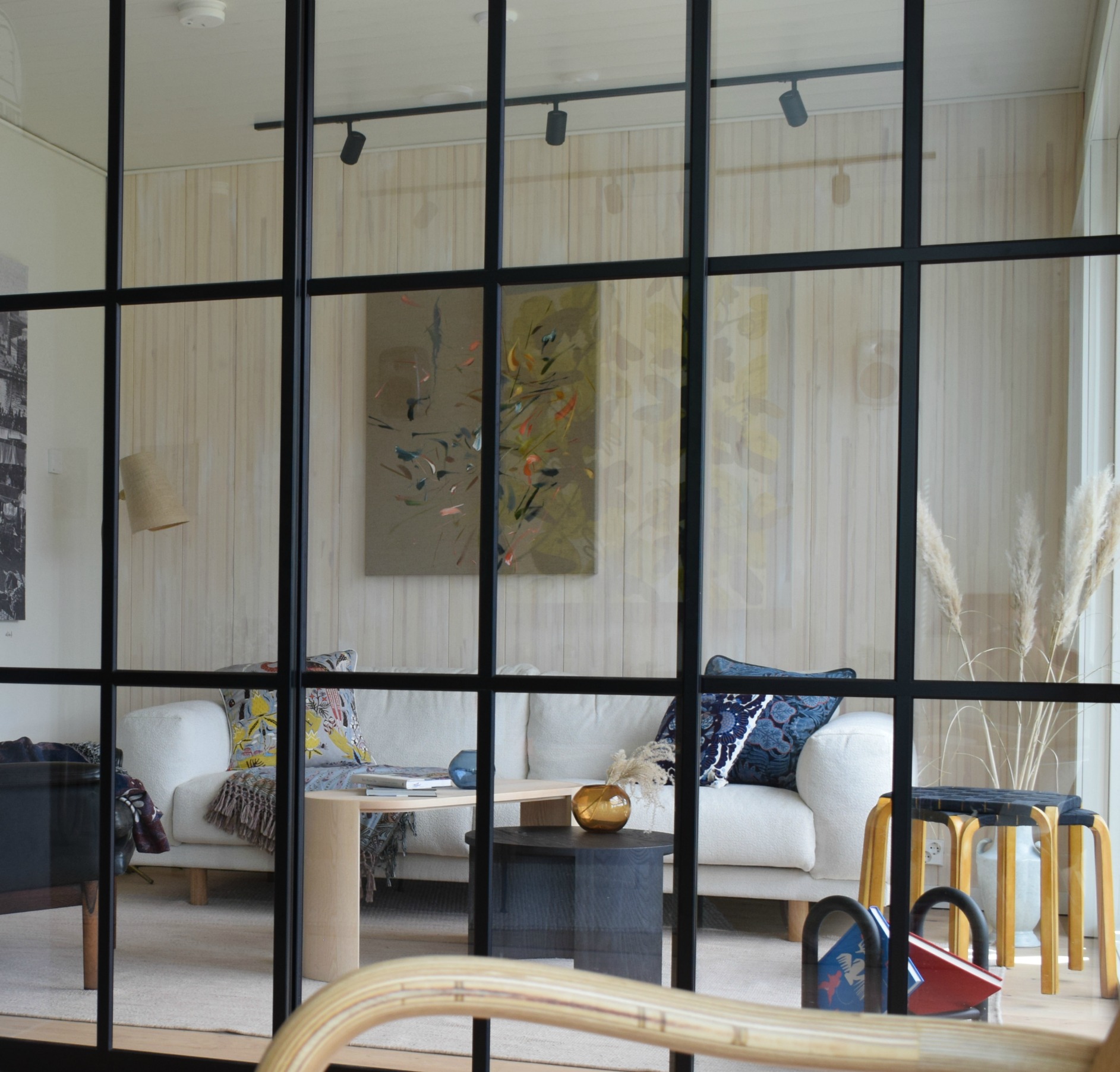 Mirror Line liukuovi lasiovi musta kehys olohuoneen sisustusideat Asuntomessut 2020 Kohde 2 Pikkupolku Retro
