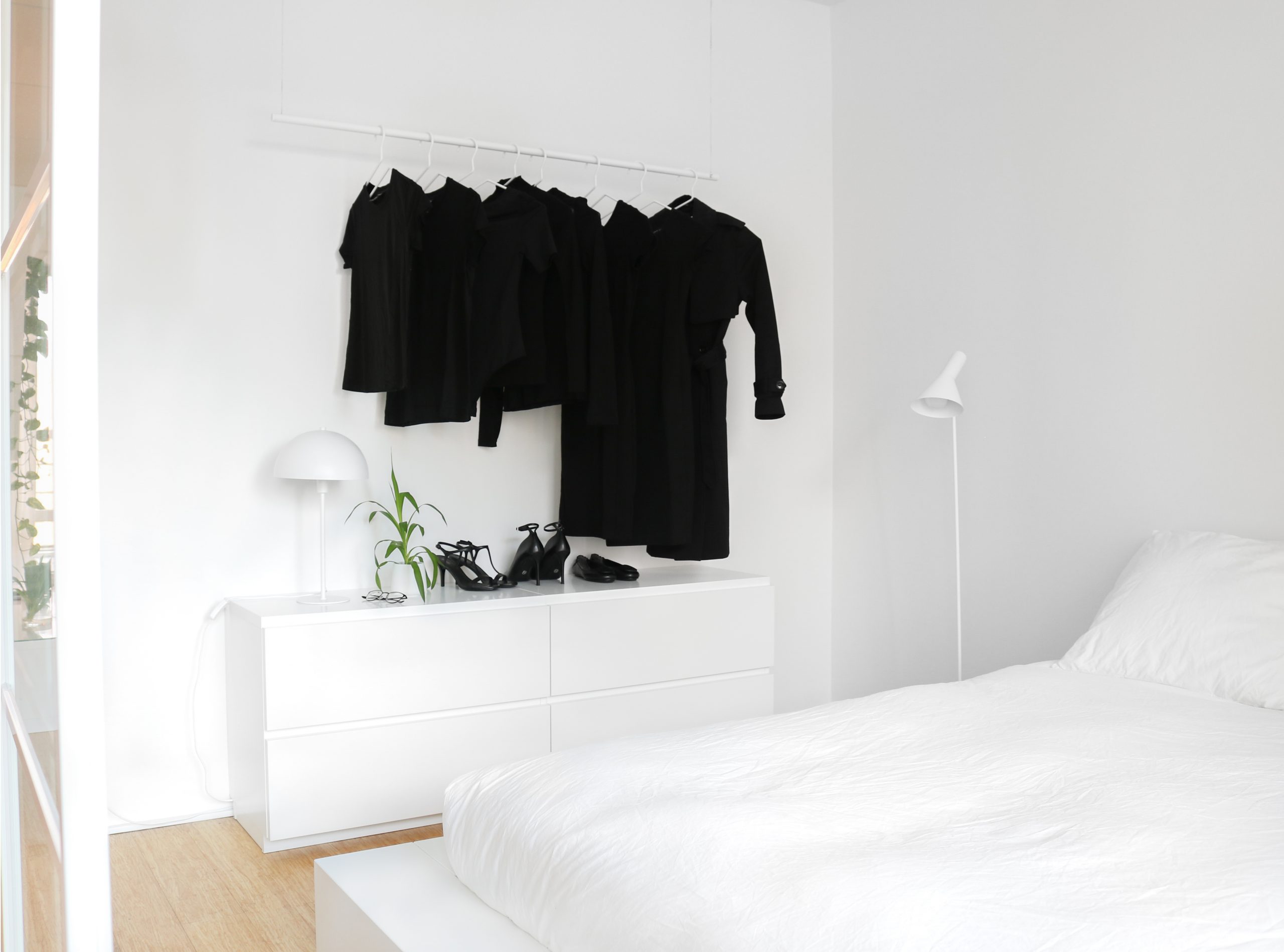 Vaatetanko makuuhuoneen säilytysidea minimalistinen sisustus Omakotivalkoinen