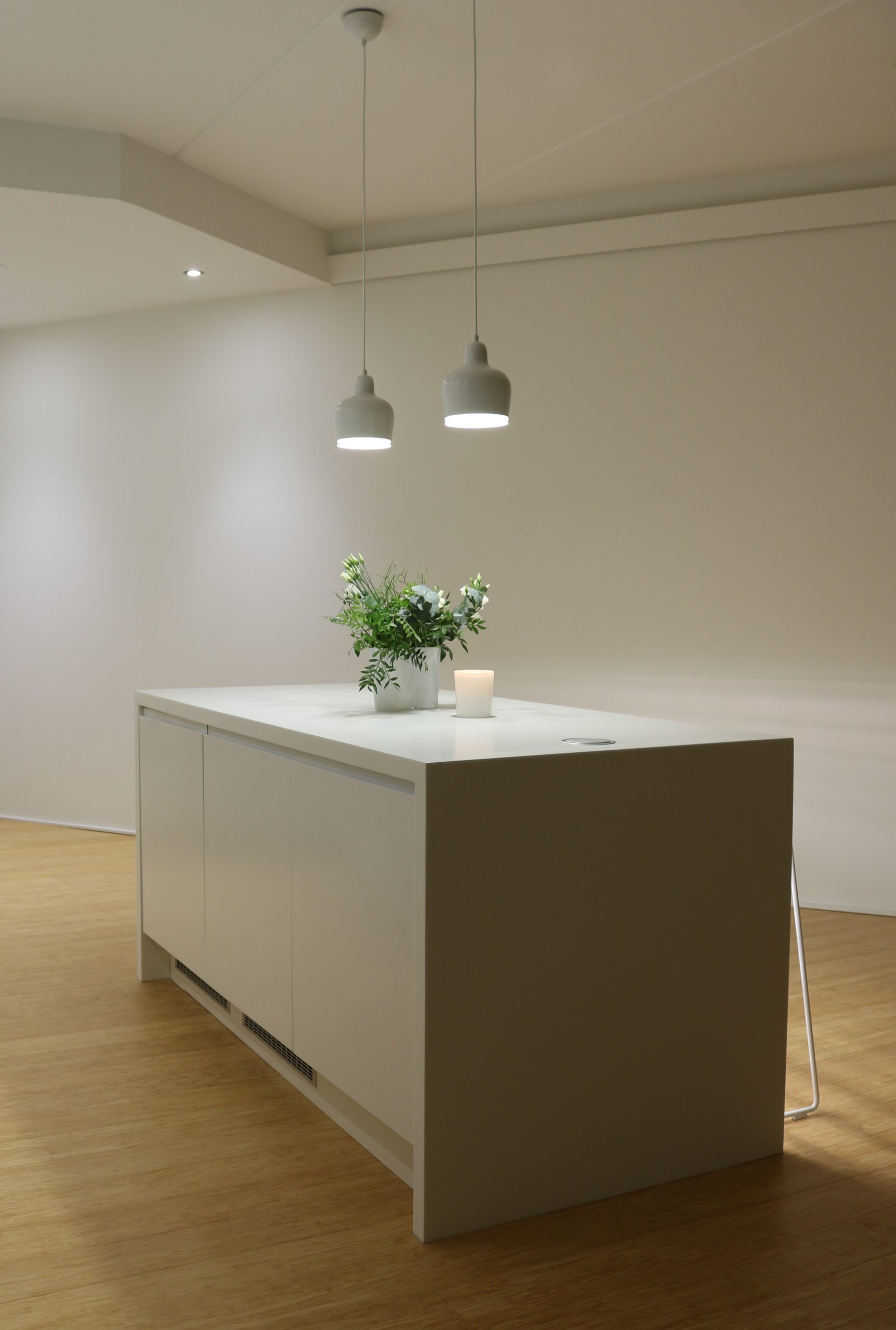 Philips HUE älyvalaistus ja tunnelmallinen sisustus keittiöön ja eteiseen White & Color Ambience lamput Omakotivalkoinen