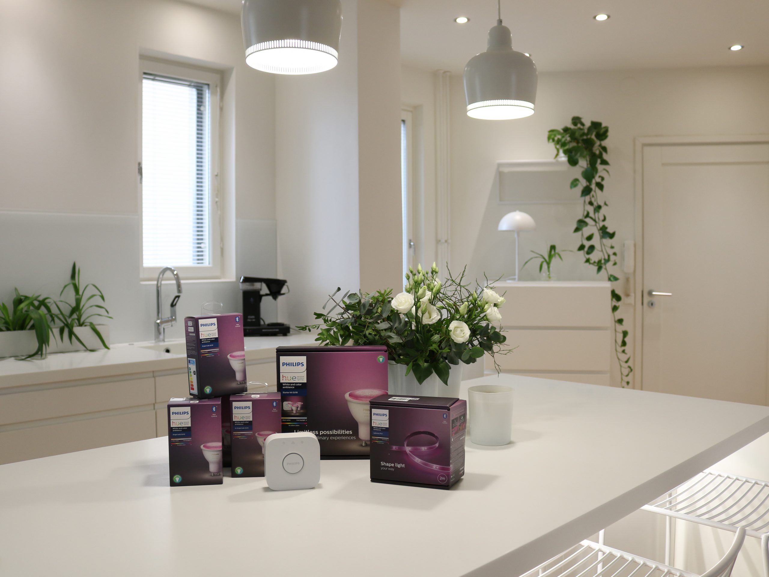 Philips HUE älyvalaistus ja tunnelmallinen sisustus keittiöön ja eteiseen White & Color Ambience lamput Omakotivalkoinen