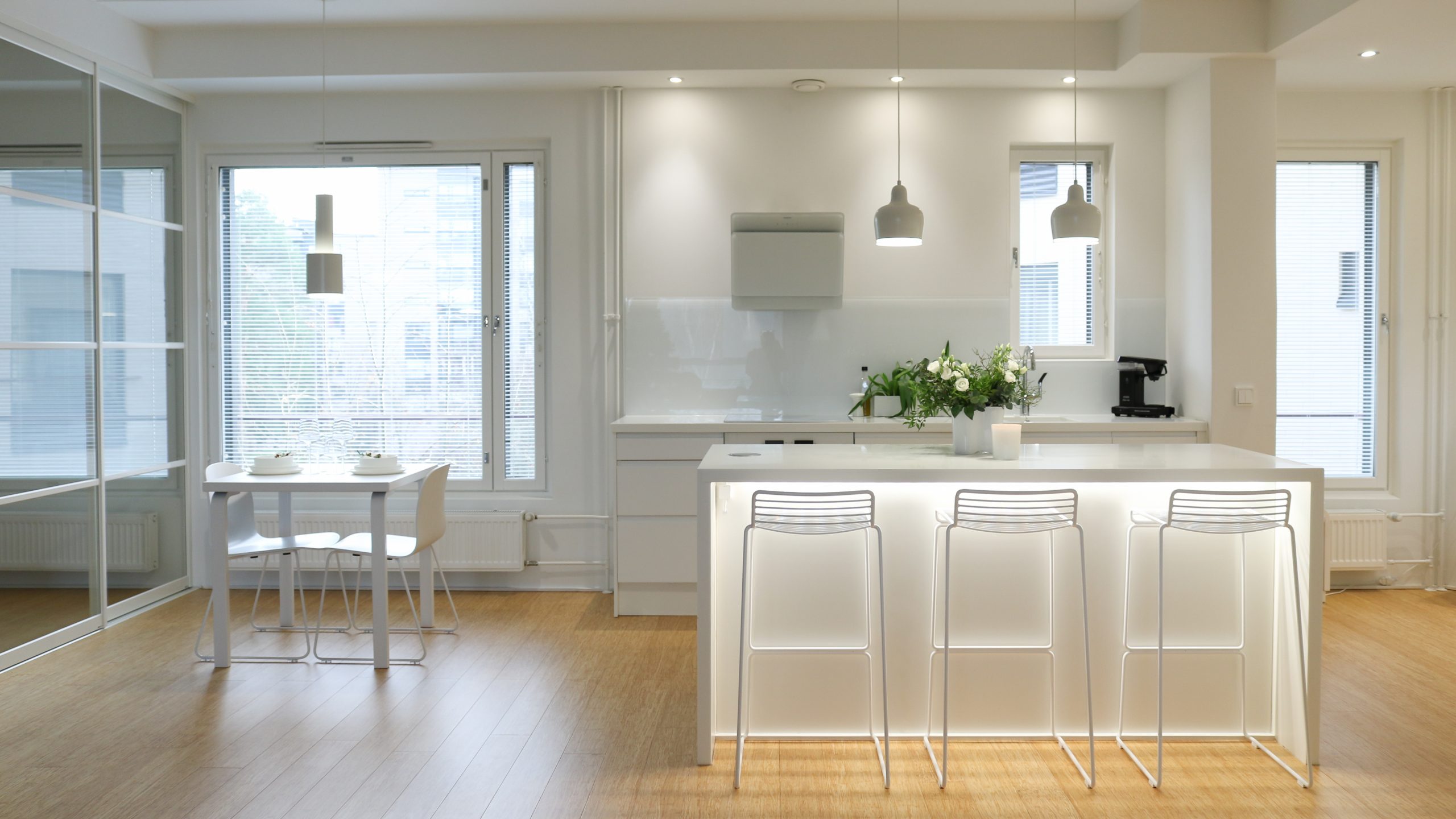 Philips HUE älyvalaistus ja tunnelmallinen sisustus keittiöön ja eteiseen White & Color Ambience lamput Omakotivalkoinen