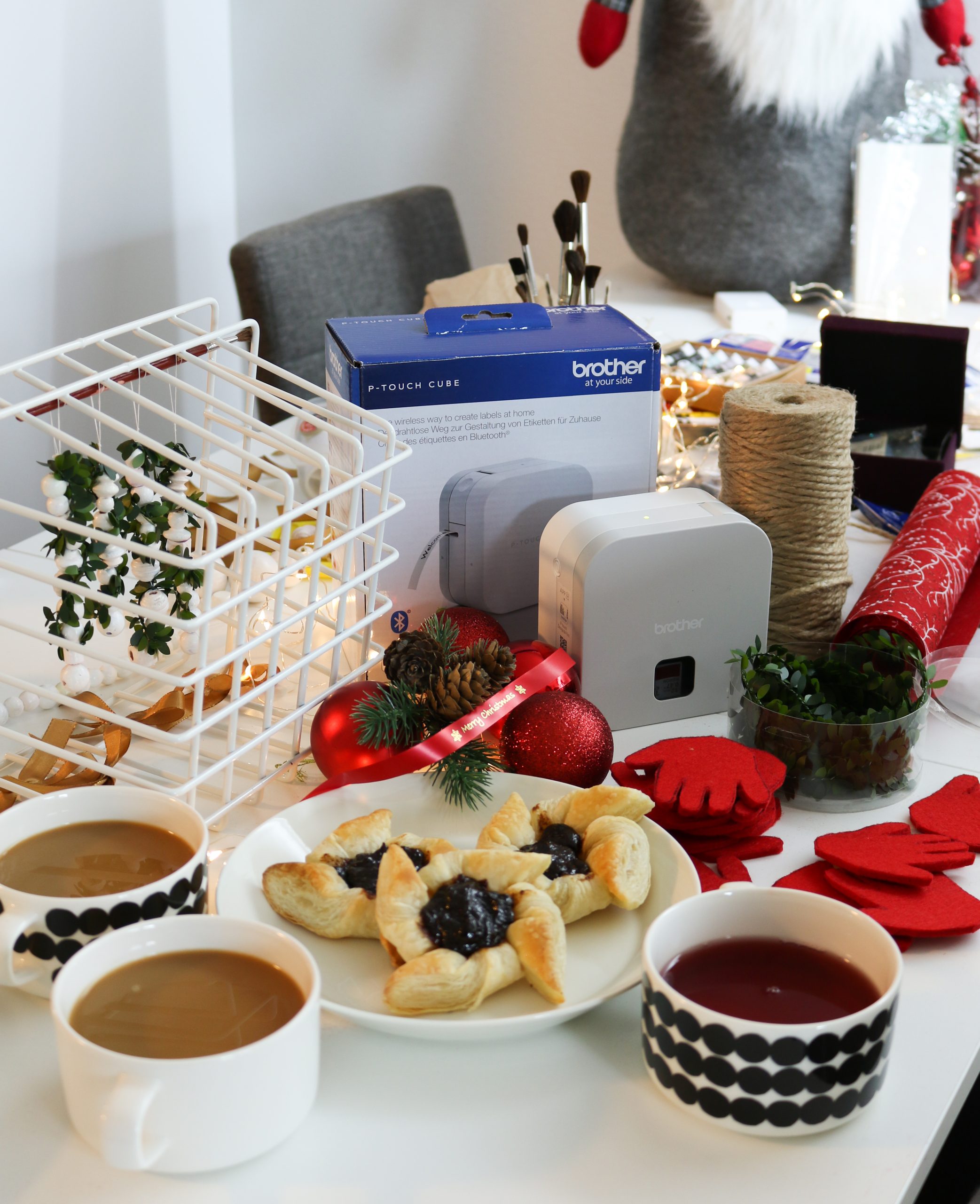 Jouluaskartelu joulukoristeet DIY Brother P-Touch CUBE tarratulostin Omakotivalkoinen