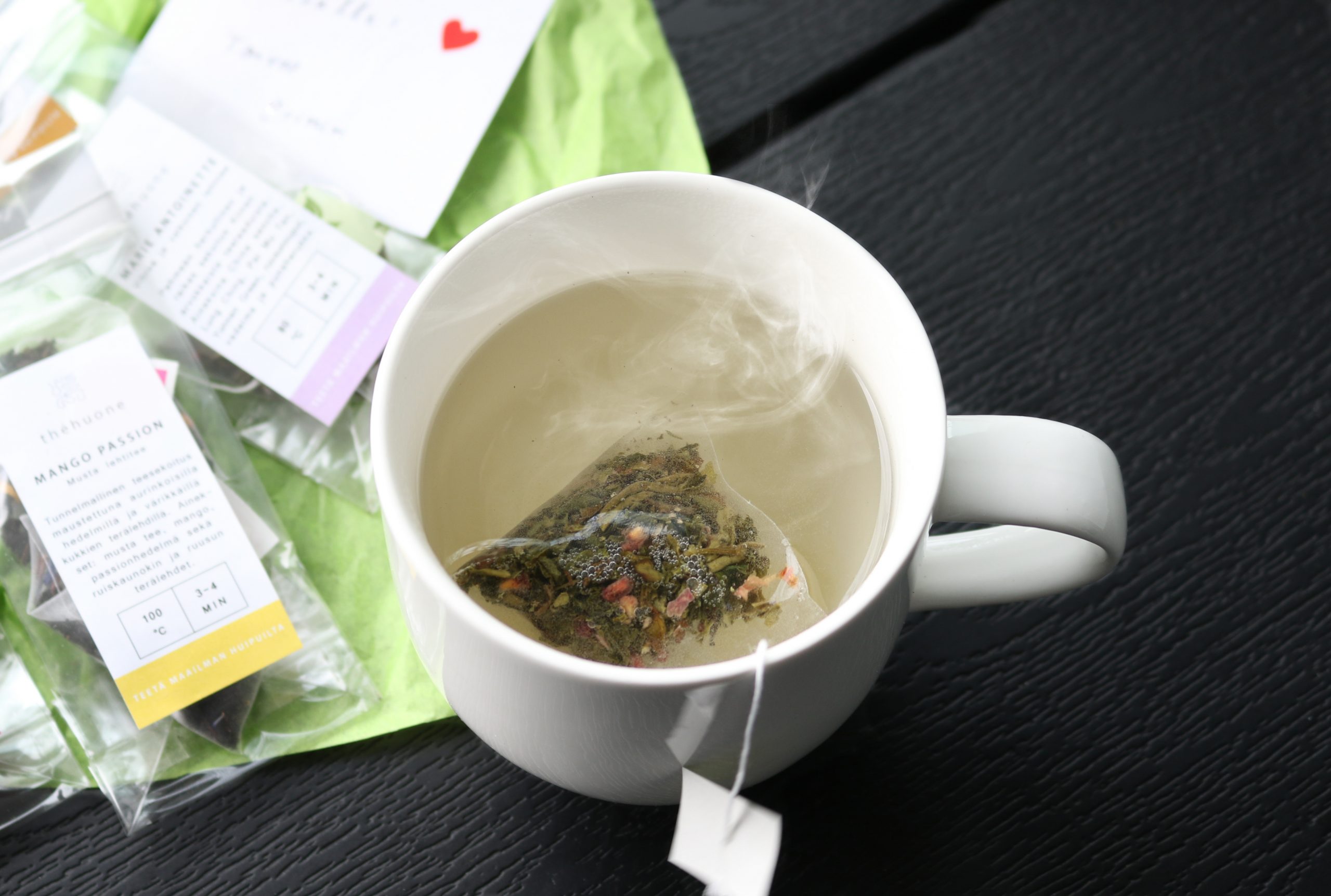 Théhuone tuoksuva keväinen teelahja - Omakotivalkoinen