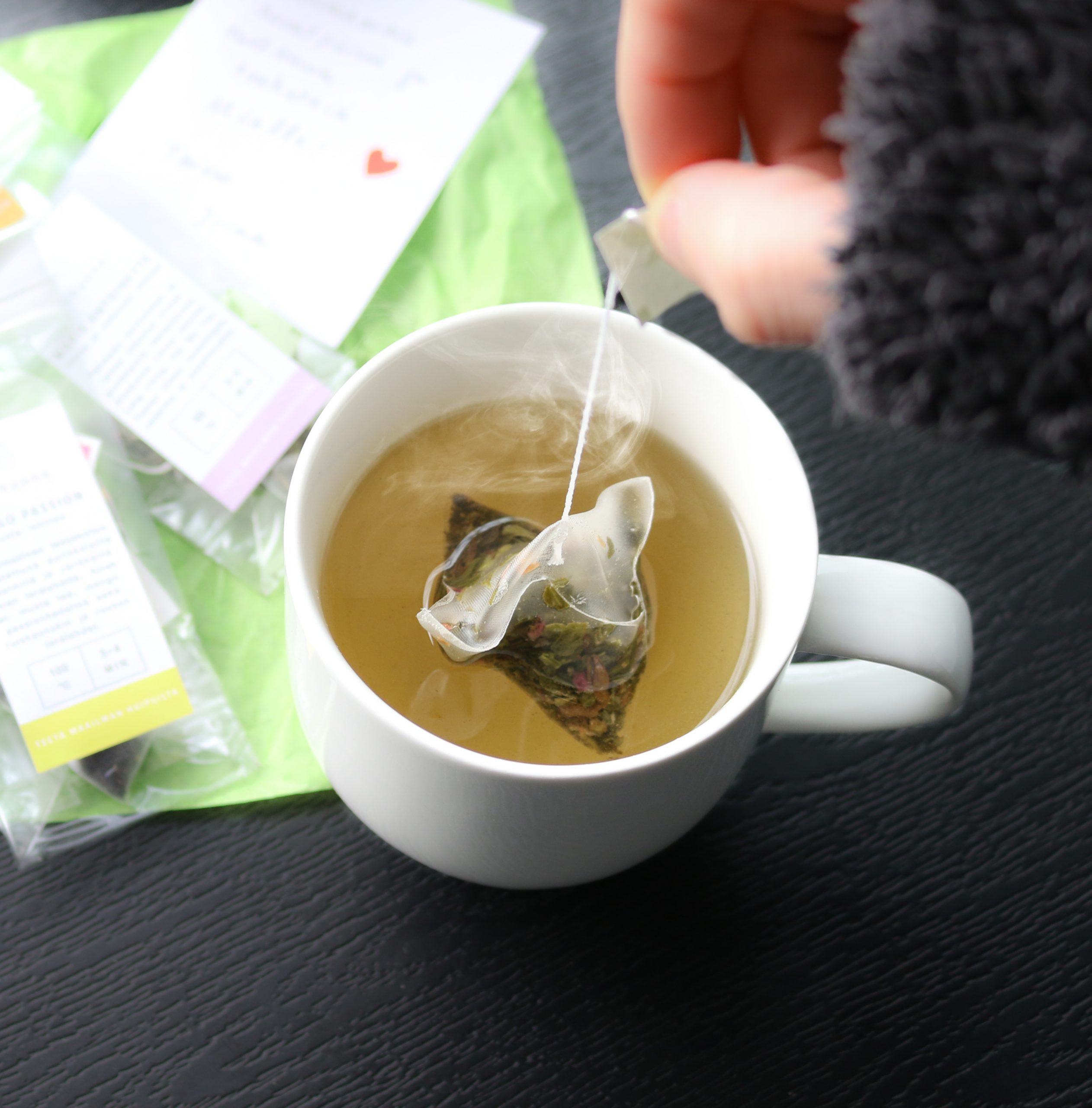 Théhuone tuoksuva keväinen teelahja - Omakotivalkoinen