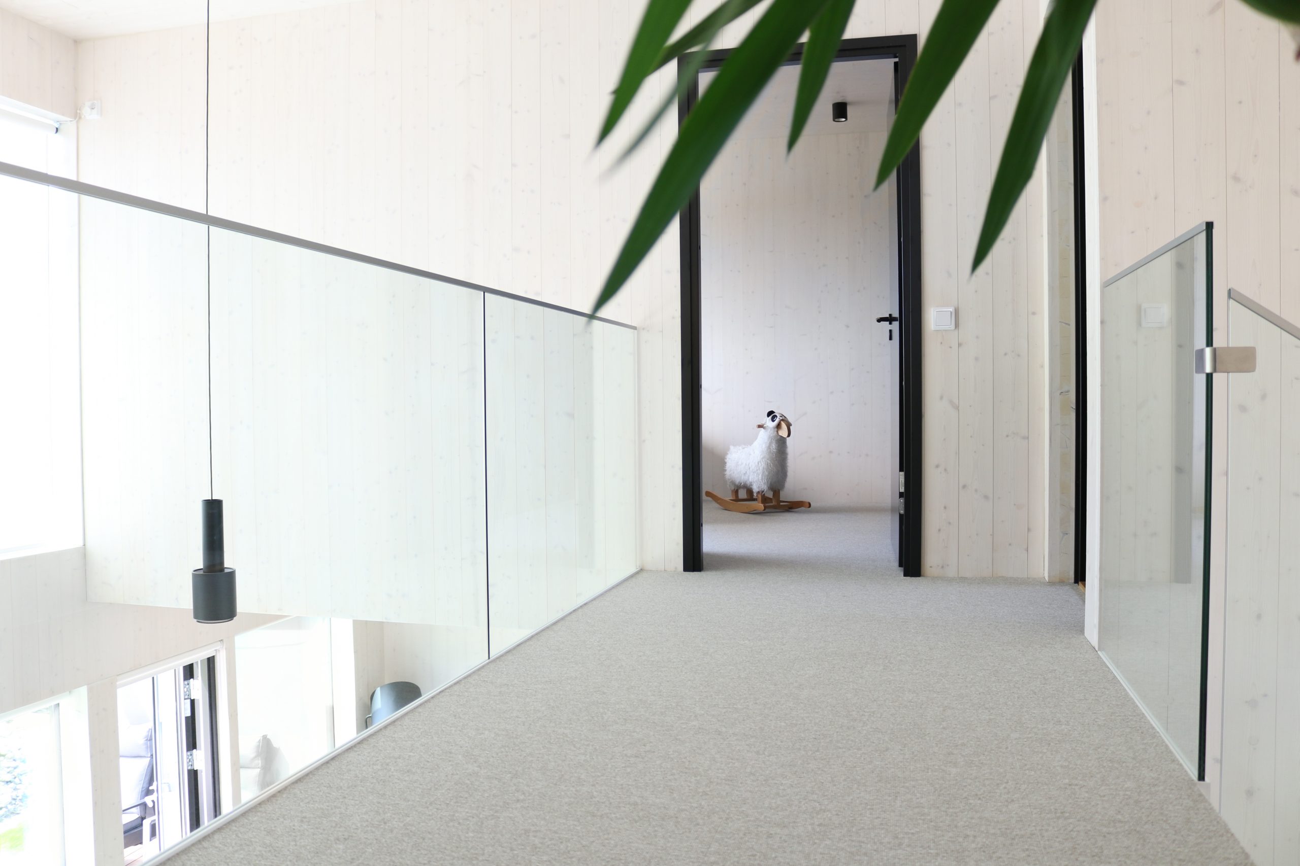 Forbo Flooring Systems Tessera Struktur 1 tekstiililaatta pehmentää modernia ja minimalistista skandinaavista sisustusta -Sisustuskohde Omakotivalkoinen