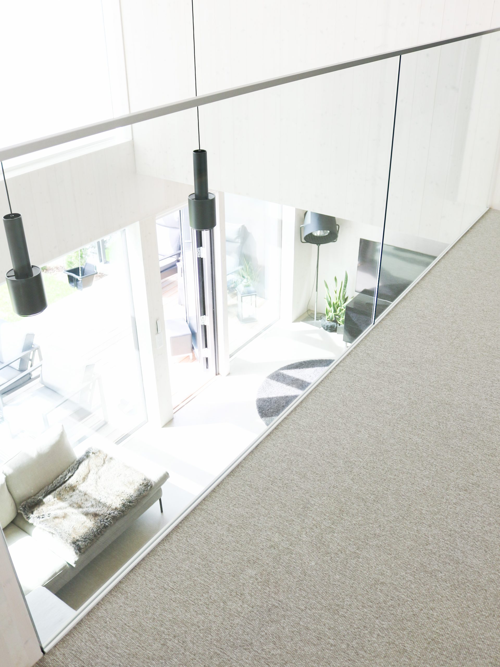 Forbo Flooring Systems Tessera Struktur 1 tekstiililaatta pehmentää modernia ja minimalistista skandinaavista sisustusta -Sisustuskohde Omakotivalkoinen