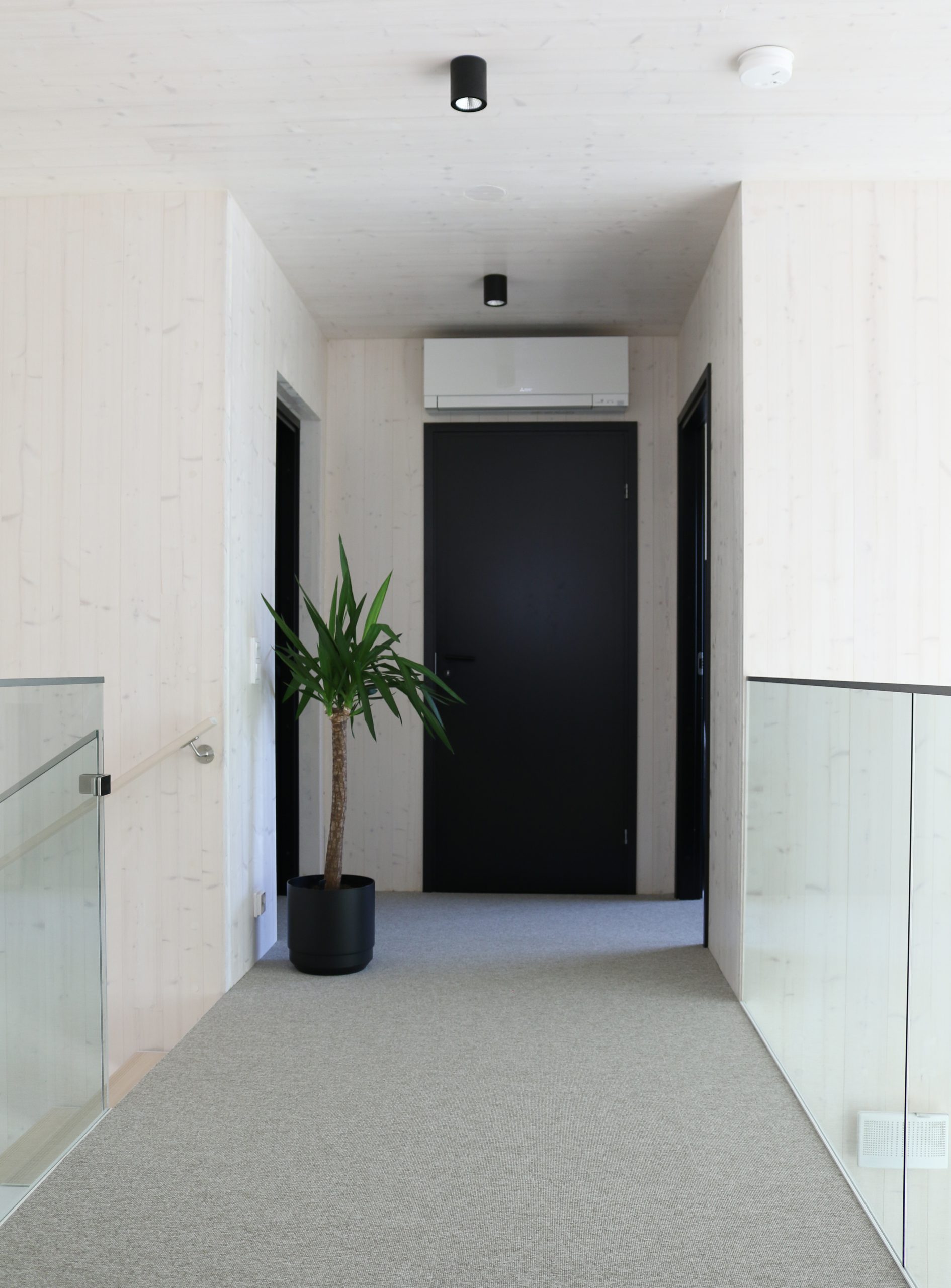Forbo Flooring Systems Tessera Struktur 1 tekstiililaatta pehmentää modernia ja minimalistista skandinaavista sisustusta -Sisustuskohde Omakotivalkoinen