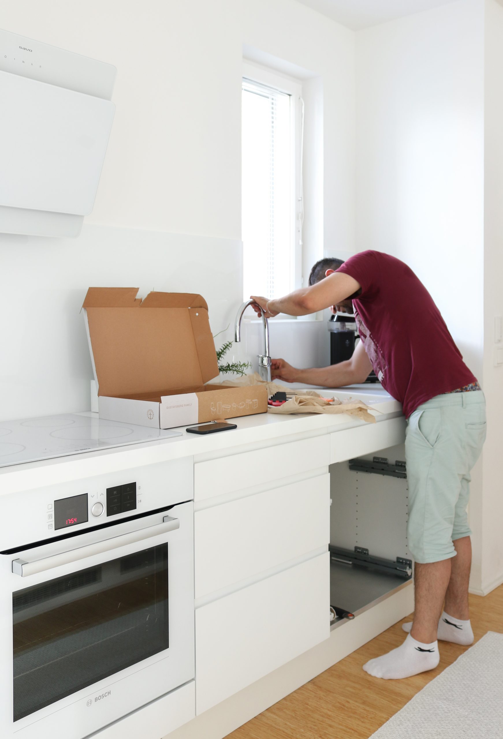 Gustavsberg Nautic keittiöhanan asennus on helppoa pika-asennusmutterin ansiosta - Keittiöremontti Omakotivalkoinen