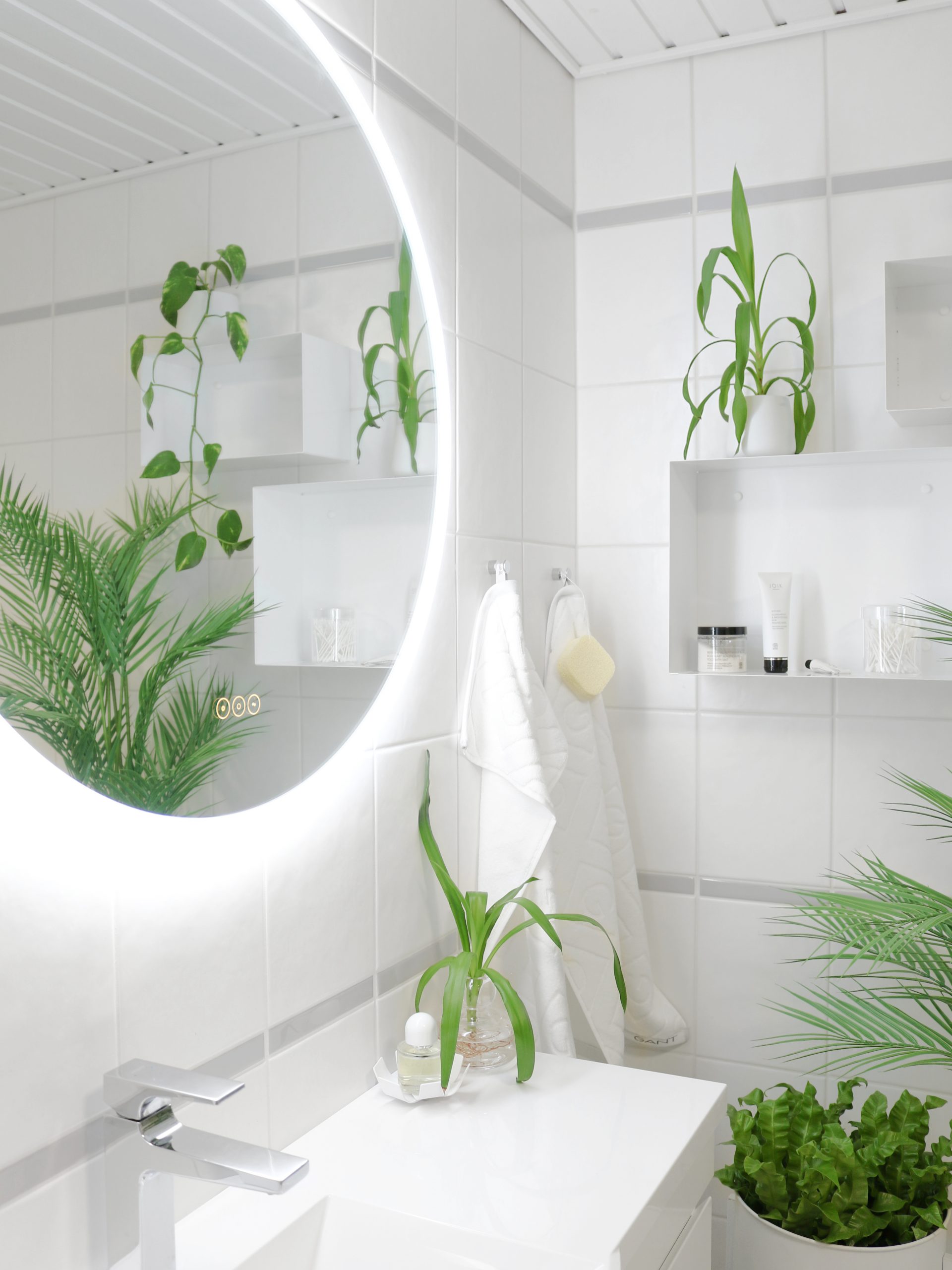 Viherkasvit kylpyhuoneessa - Täydellinen väripaletti valkoinen, vihreä ja harmaa - Sisustusblogi Omakotivalkoinen