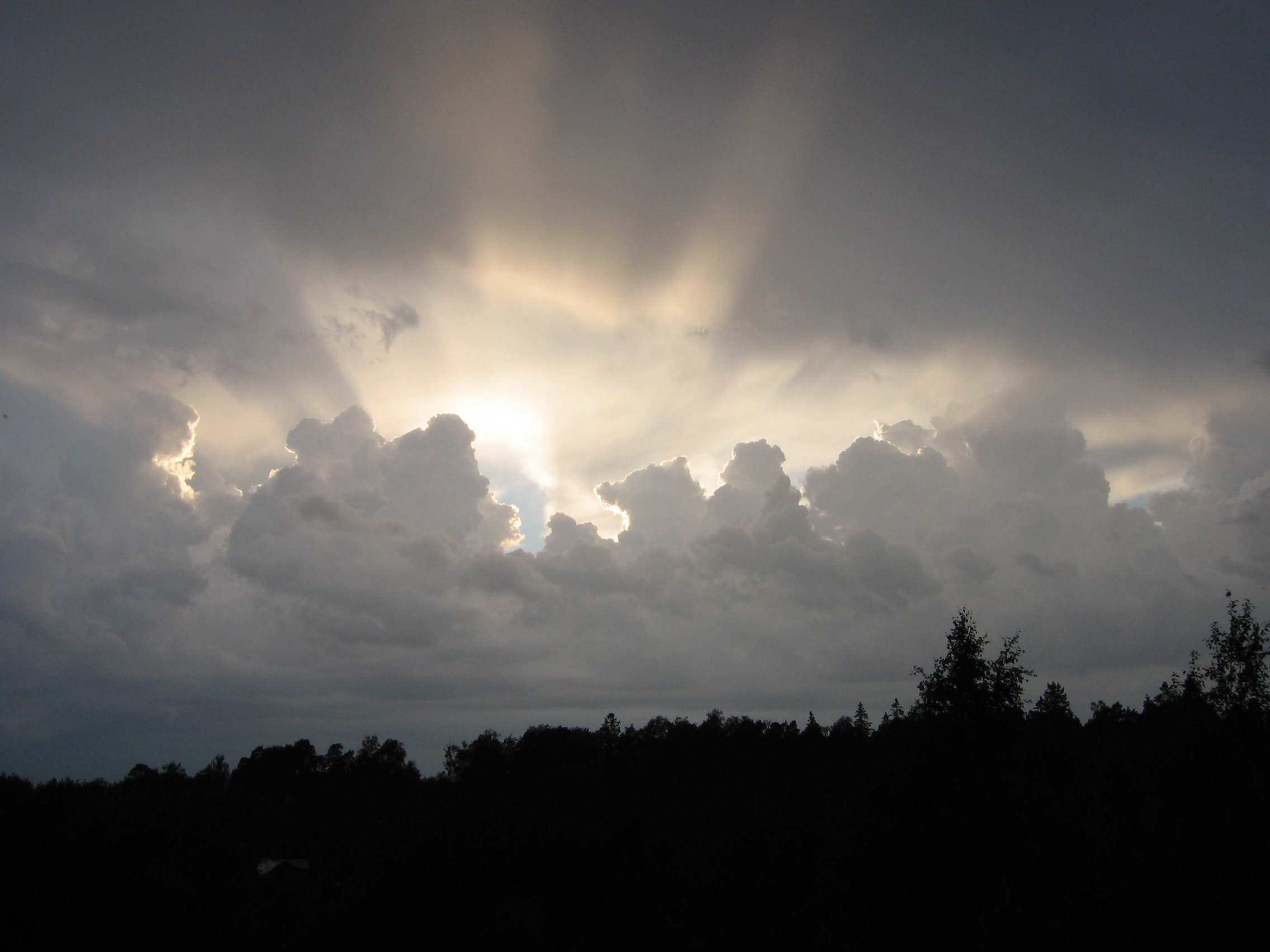 Auringonlaskua ja pilvipoutaa länsiparvekkeelta
