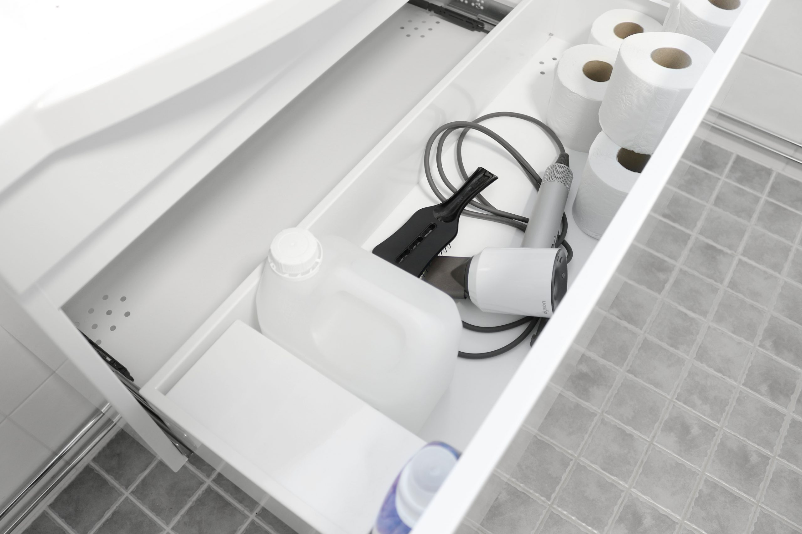 Säilytysbokseilla järjestystä kylpyhuoneeseen ja allaskaappiin - Siivous ja järjestelyvinkit Omakotivalkoinen