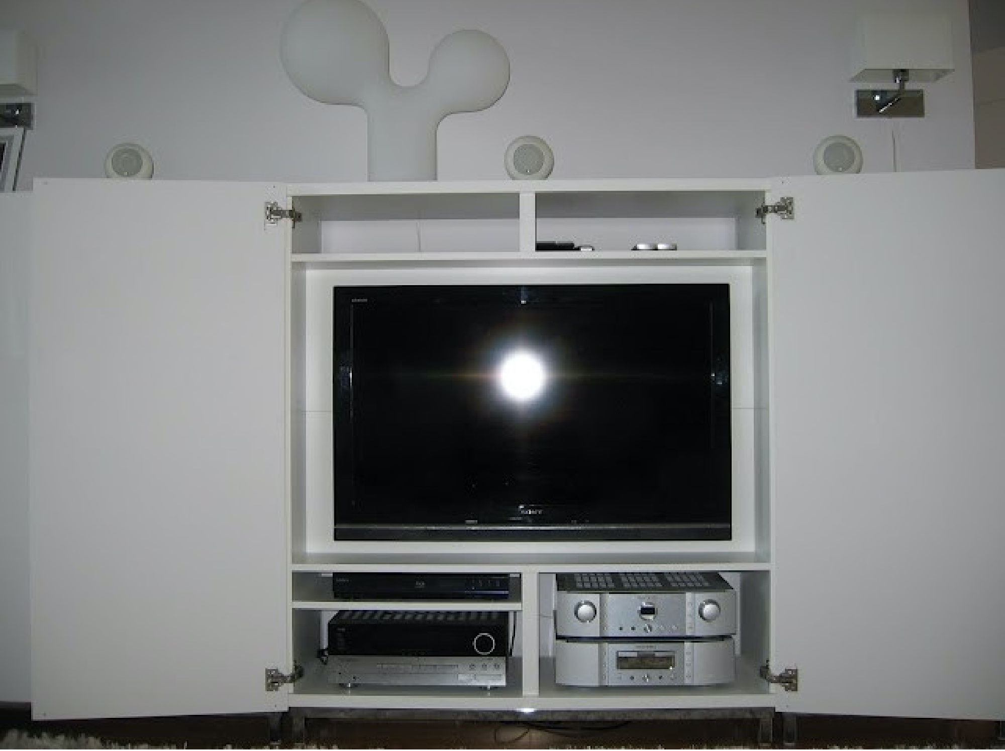 Tv kaapin saranat avautuvat 180-astetta ja ovet kääntyvät kokonaan pois television tieltä - Sisustusvinkki Omakotivalkoinen