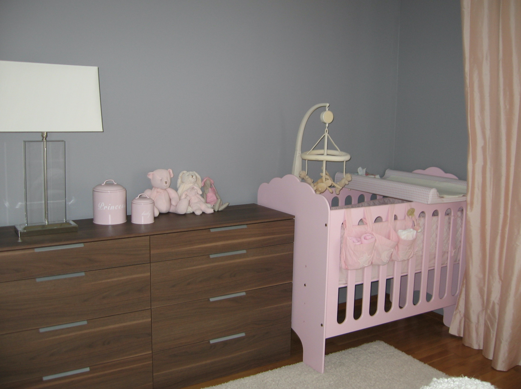 Vauvan huoneen sisustus vaaleanpunaista, harmaata ja valkoista - Omakotivalkoinen