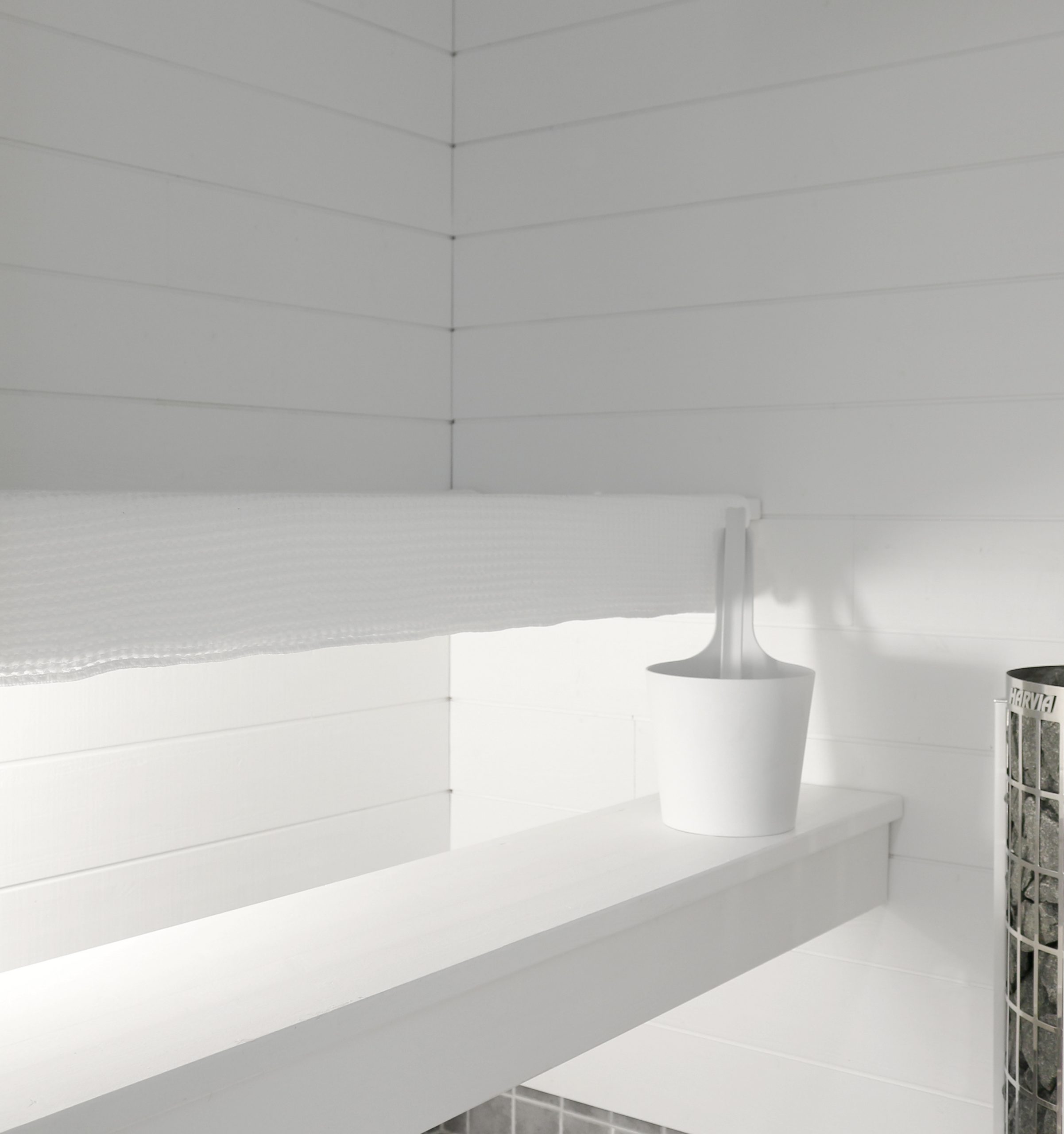 Valkoinen sauna, valkoinen kiuas ja vohvelipyyhe laudeliinana - Sisustusblogi Omakotivalkoinen