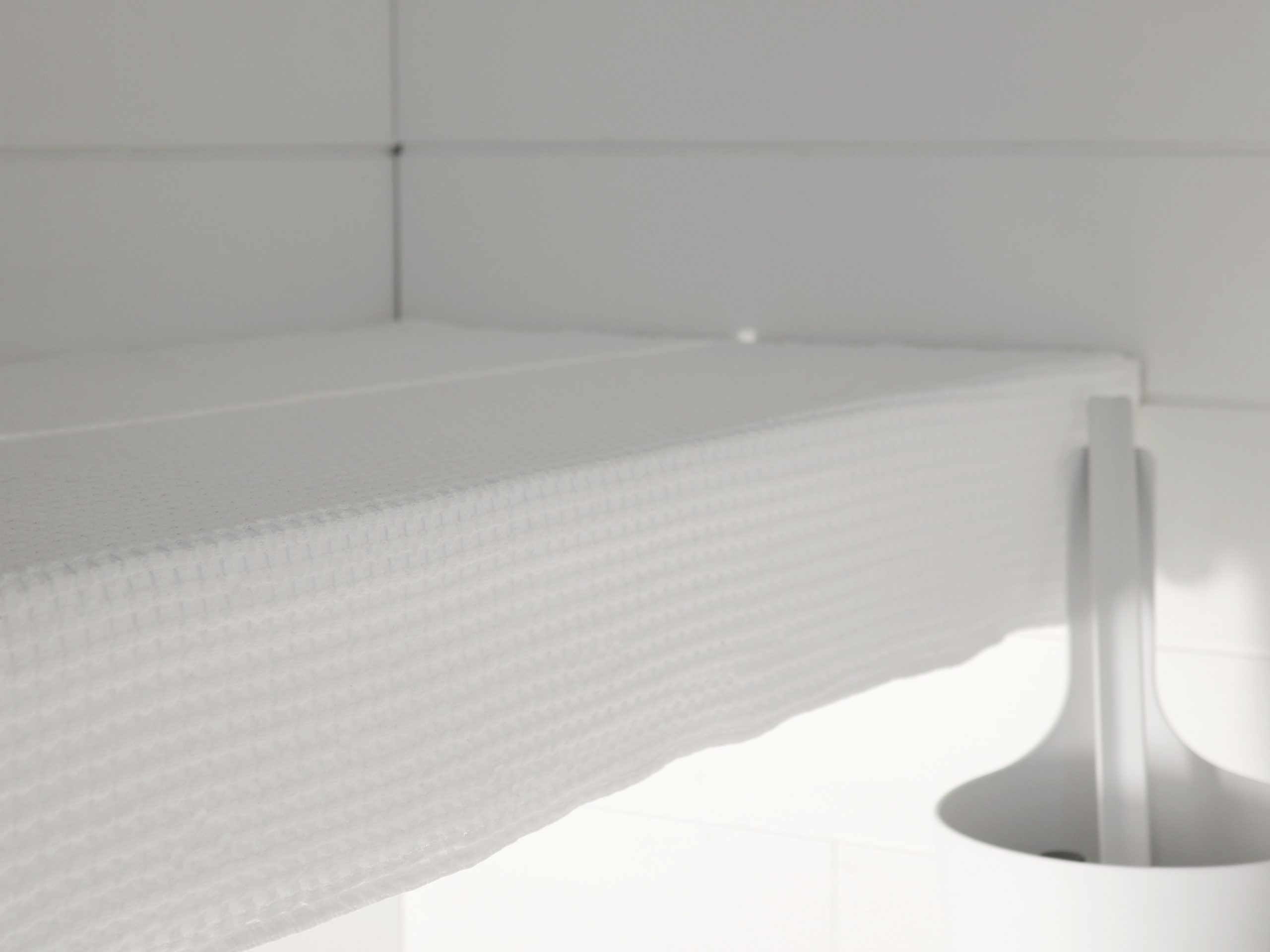 Valkoinen sauna, valkoinen kiuas ja vohvelipyyhe laudeliinana - Sisustusblogi Omakotivalkoinen