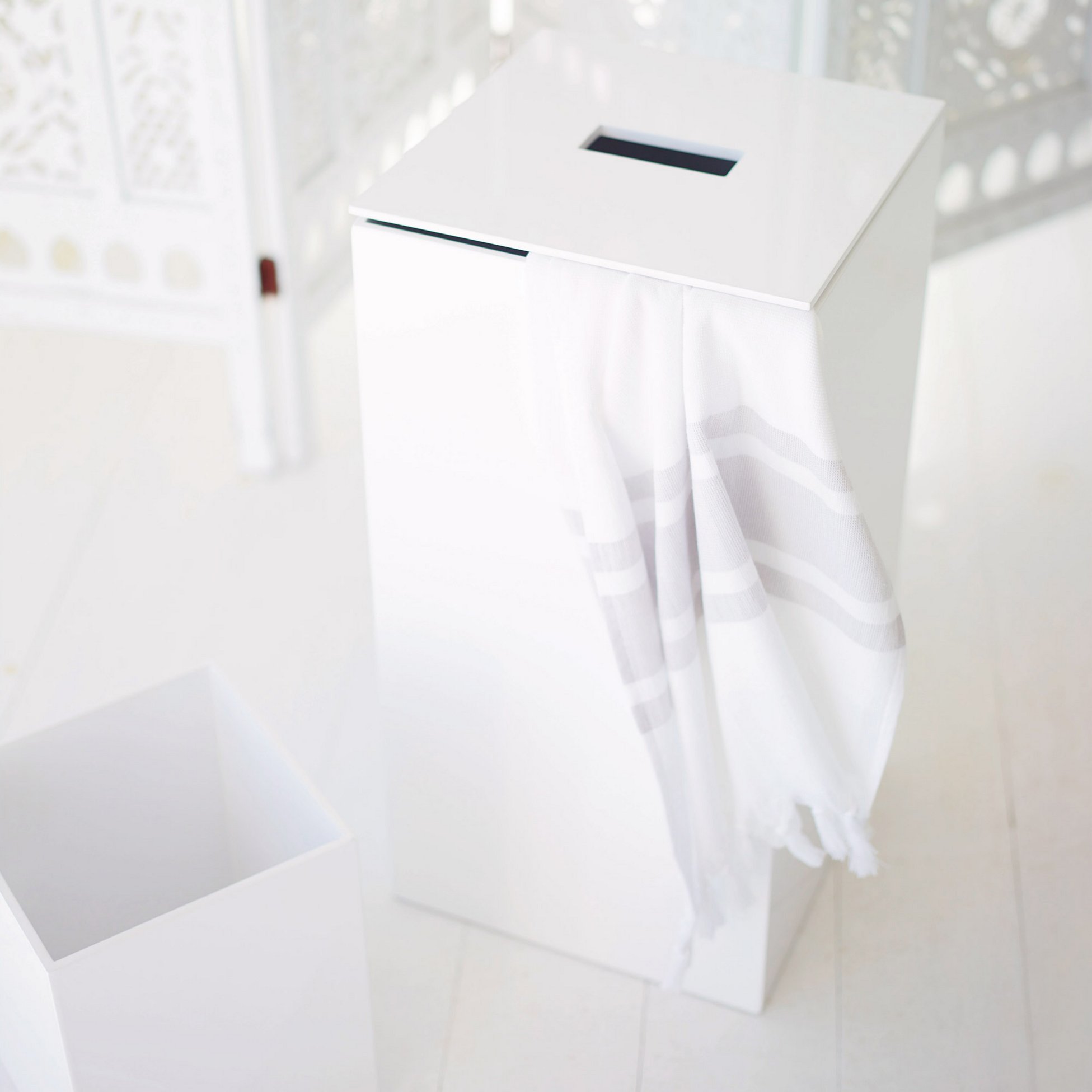 Moderni minimalistinen valkoinen pyykkikori kannella - Säilytysvinkit Omakotivalkoinen
