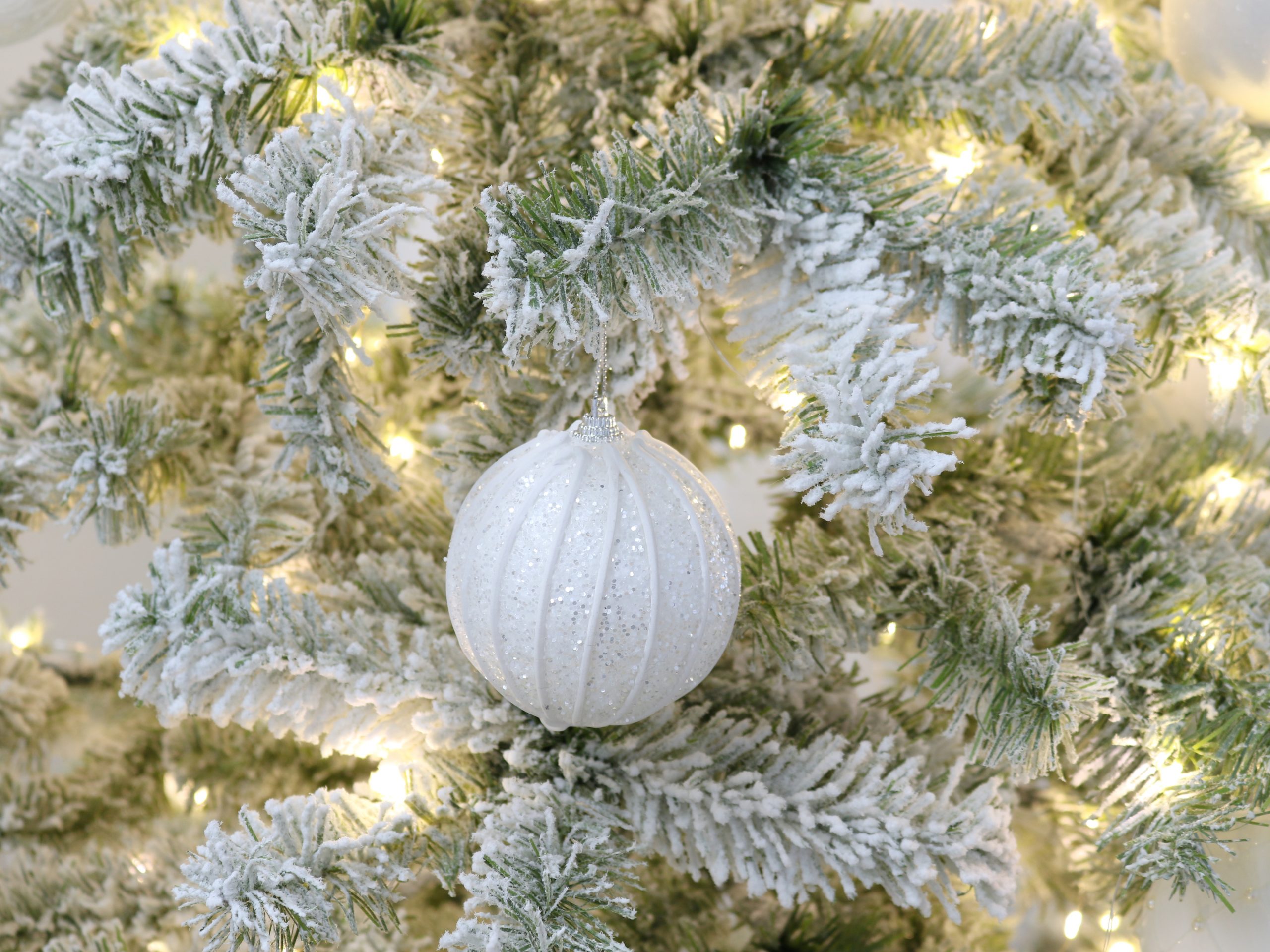 Huurteinen joulukuusi ja valkoiset koristeet - Omakotivalkoinen joulusisustus