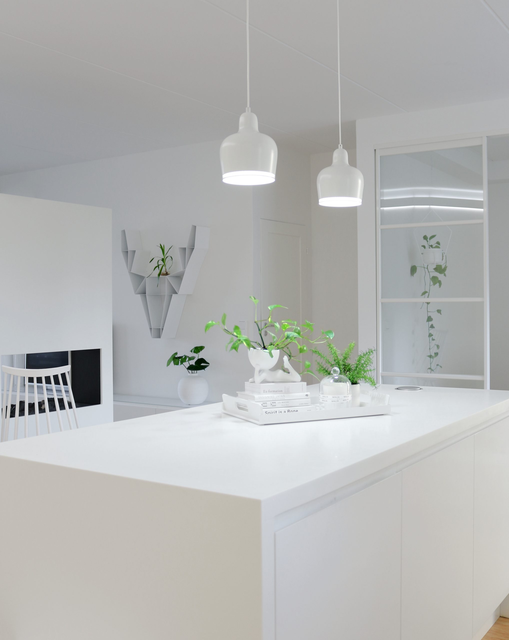 Pallomaljakko valkoiset kirjat - Minimalistinen sisustus Omakotivalkoinen sisustusblogi