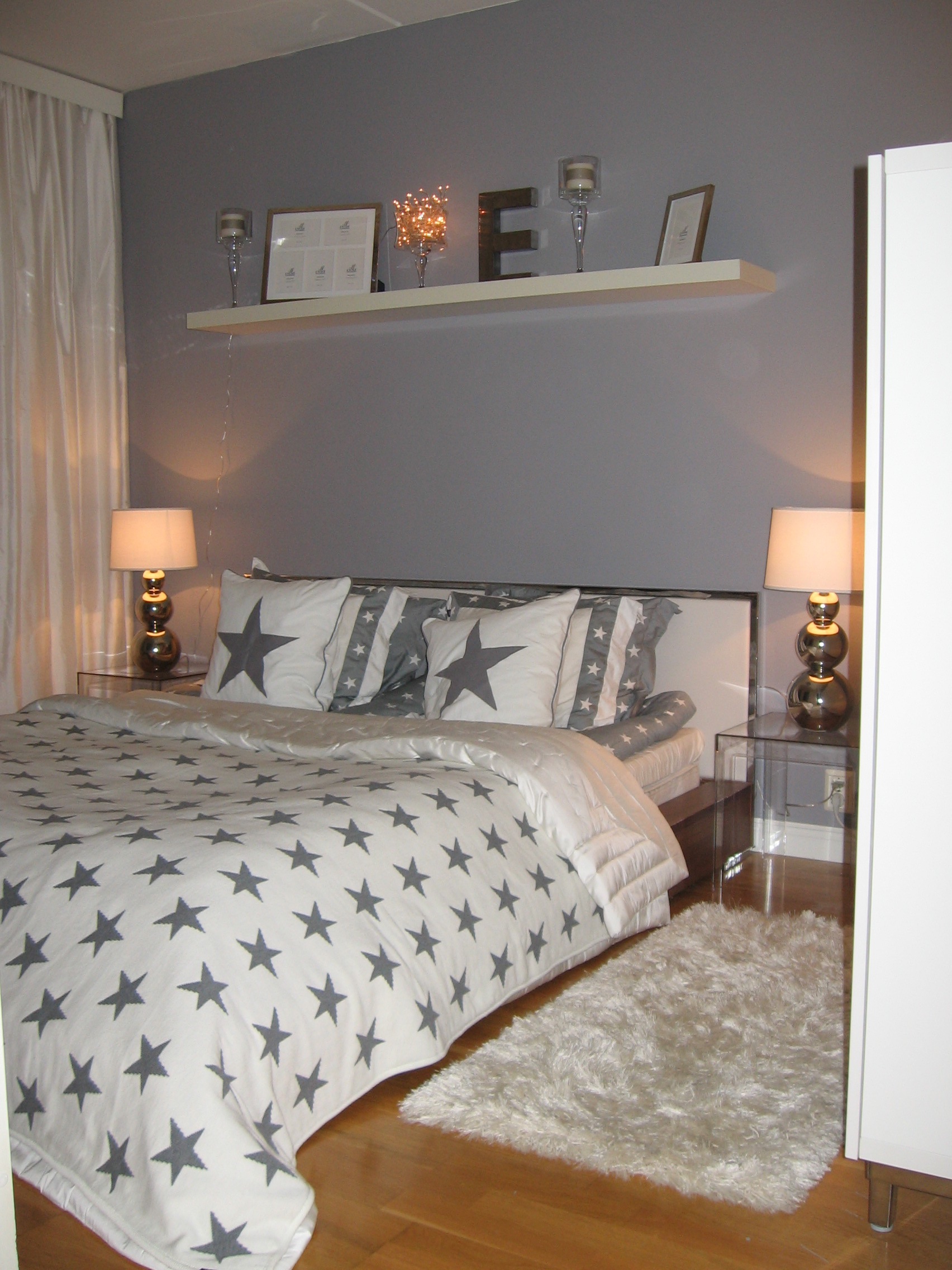 Harmaavalkoinen makuuhuone tähtityynyt silkkinen päiväpeite - Omakotivalkoinen sisustusblogi