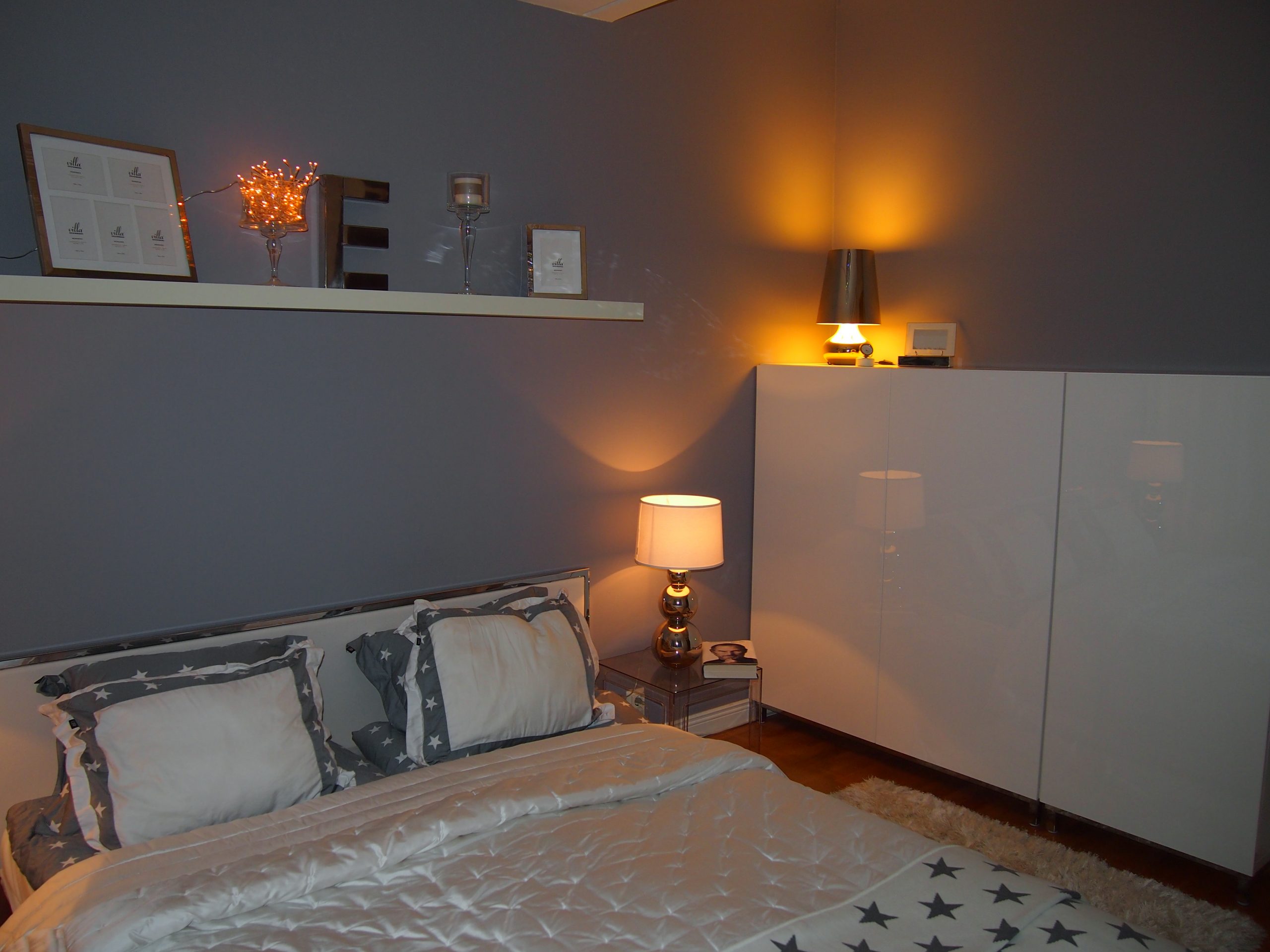 Omakotivalkoinen sisustusblogi oman kodin valokuvaaminen makuuhuone