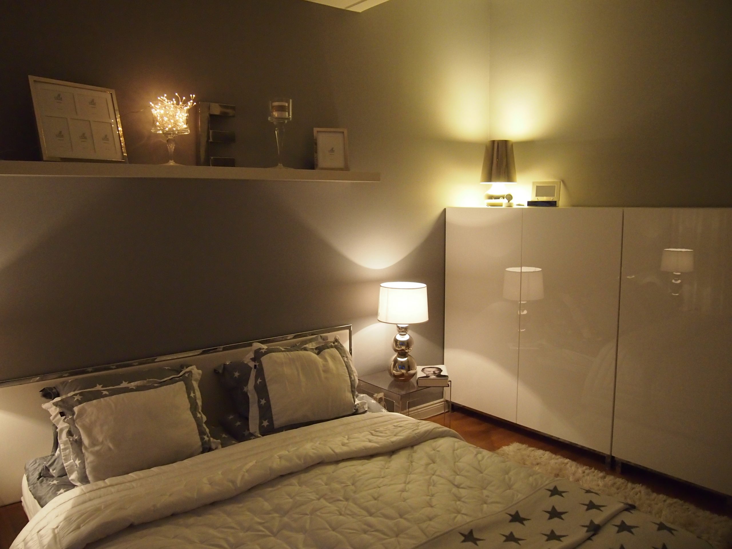 Omakotivalkoinen sisustusblogi oman kodin valokuvaaminen makuuhuone