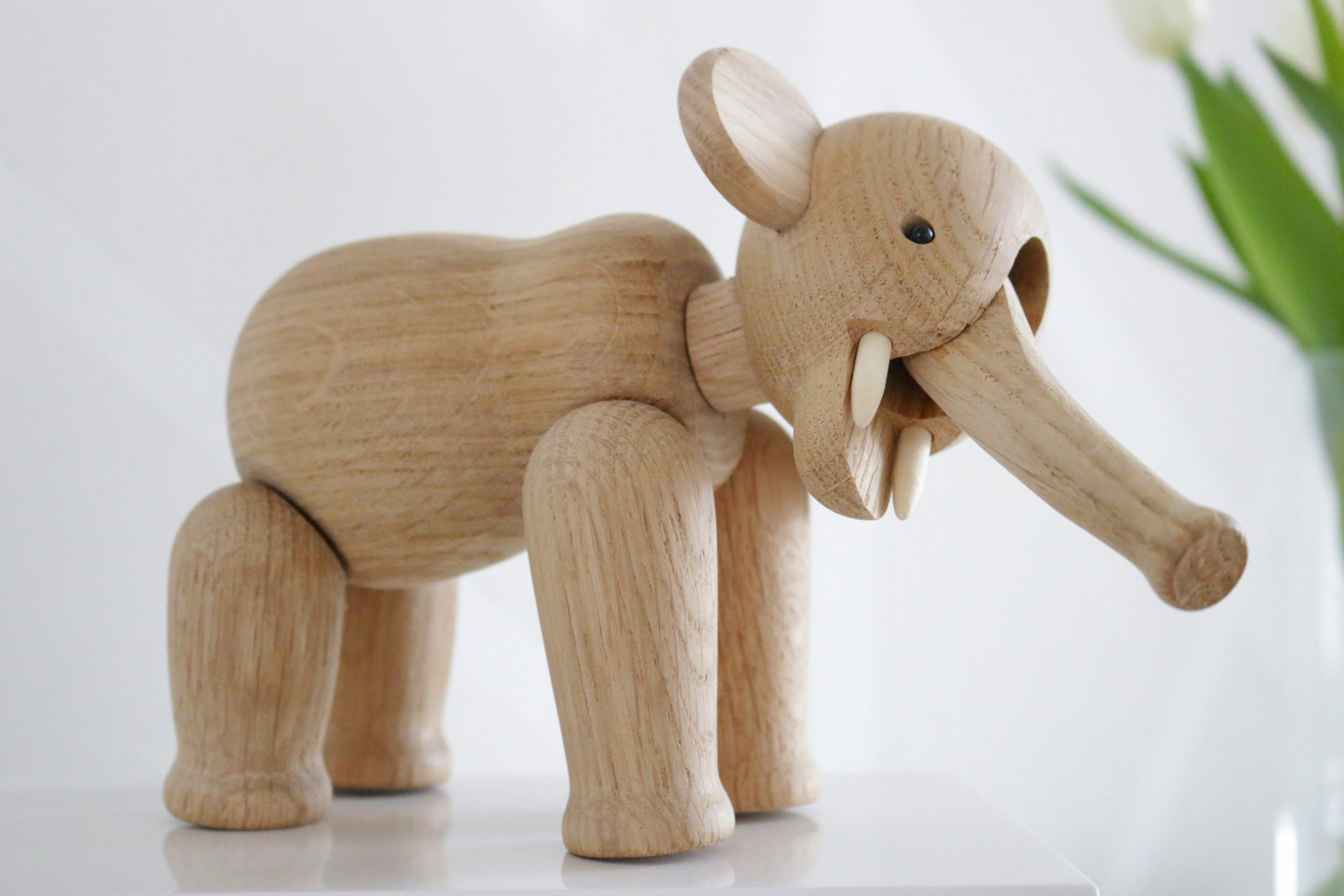 Kay Bojesen Elephant design tammi ja valkoinen sisustus Omakotivalkoinen