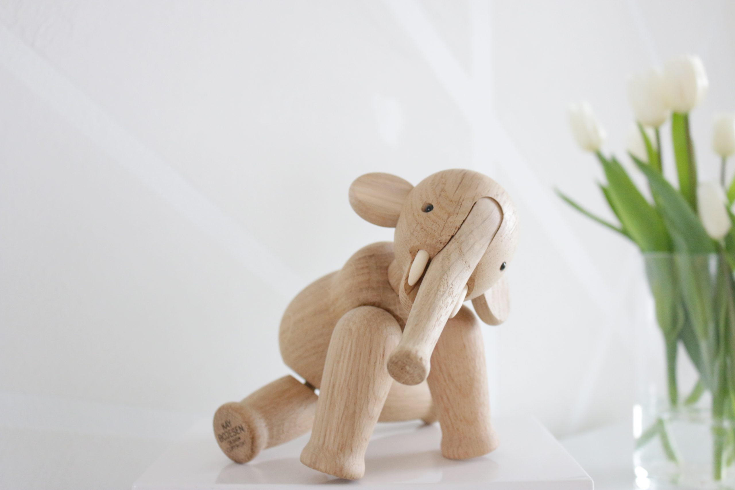 Kay Bojesen Elephant design tammi ja valkoinen sisustus Omakotivalkoinen