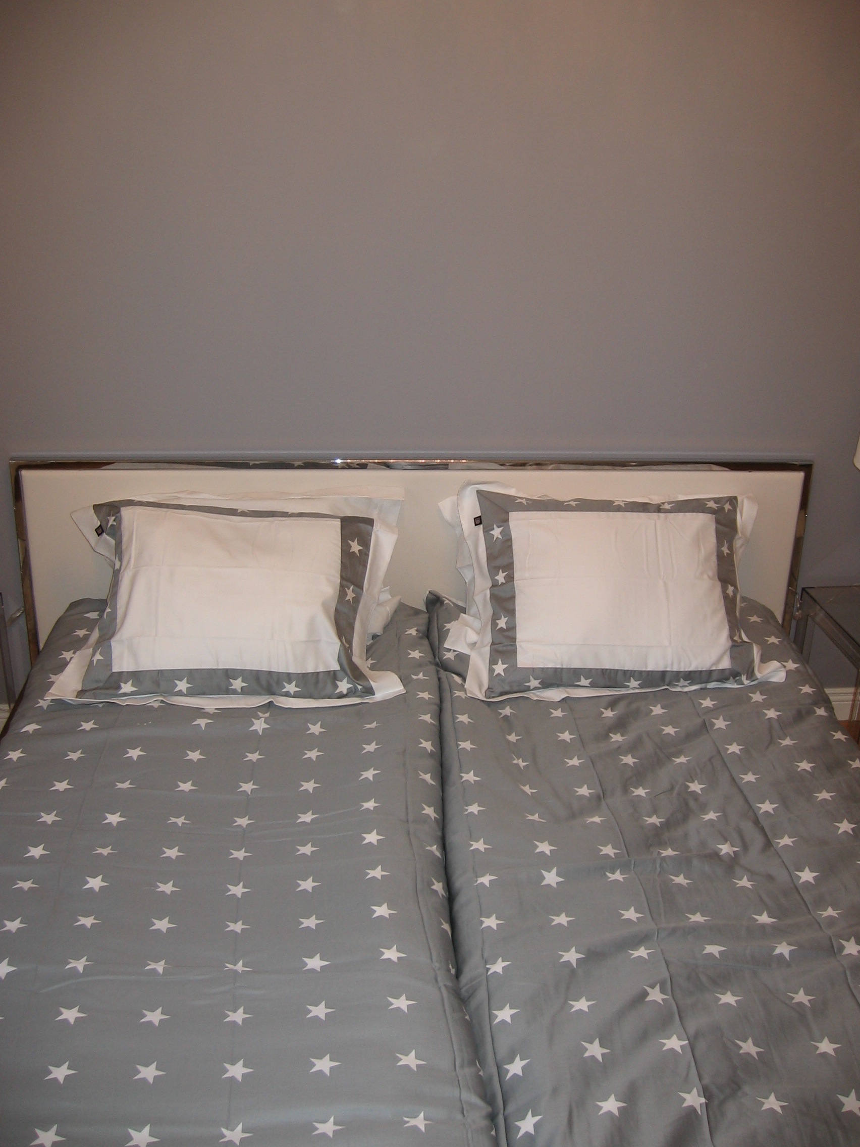 Gant Home tähtikuivioiset lakanat harmaavalkoinen sisustus makuuhuoneeseen Omakotivalkoinen