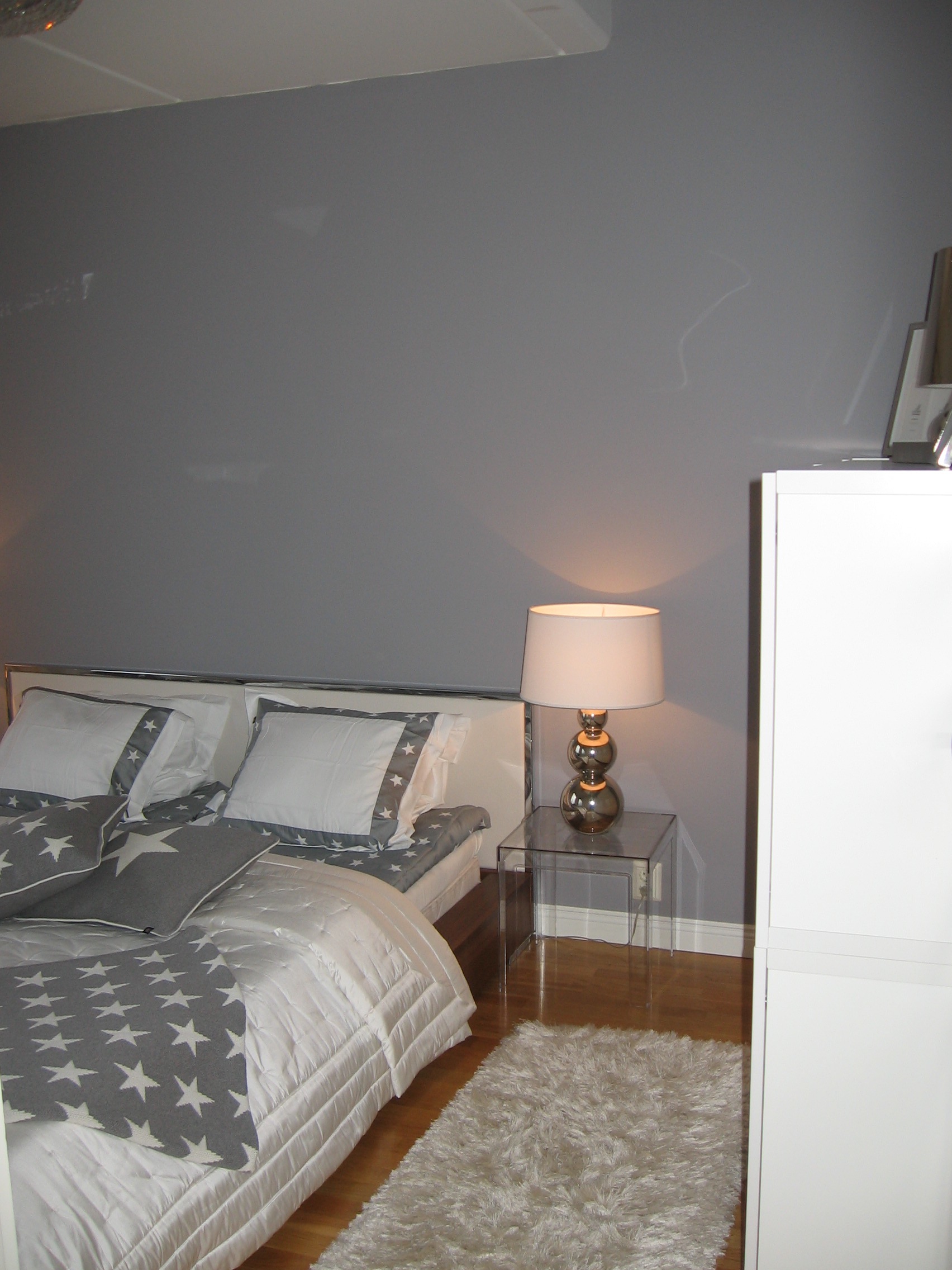 Gant Home tähtikuivioiset lakanat harmaavalkoinen sisustus makuuhuoneeseen Omakotivalkoinen