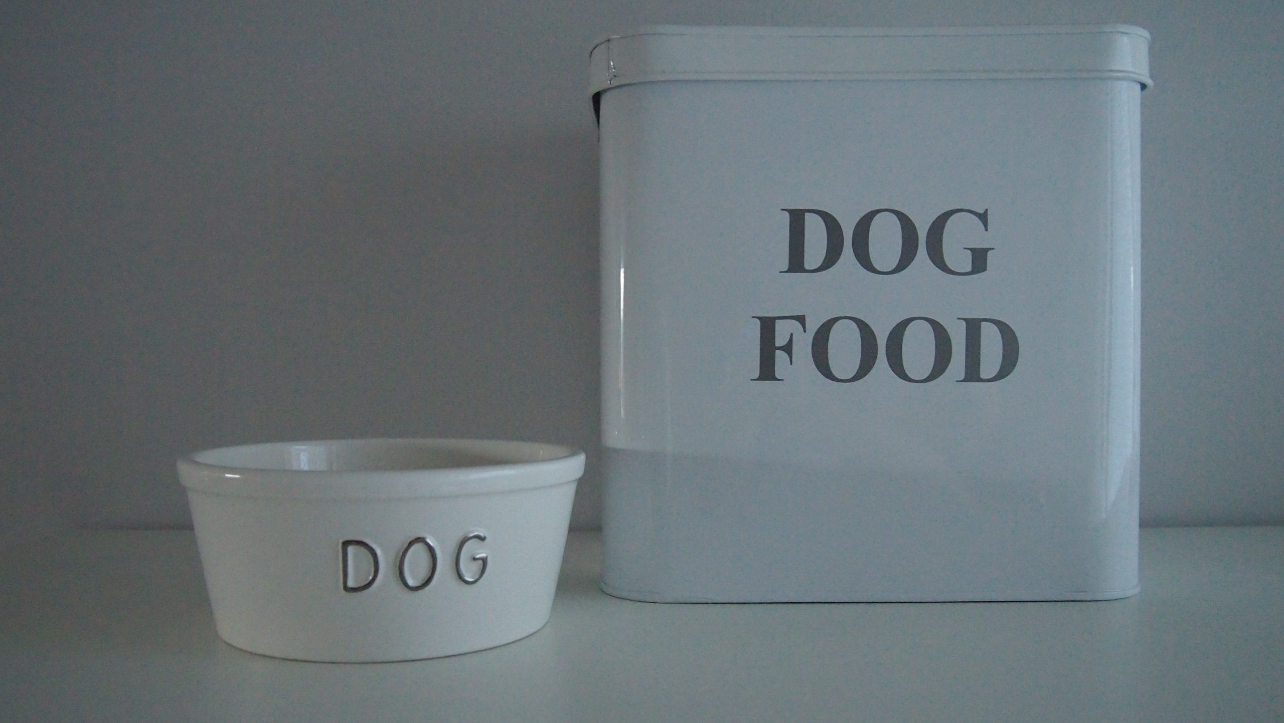 Koiran joululahja Bruka Design peltilaatikko ja ruokakuppi Omakotivalkoinen tuotevinkki