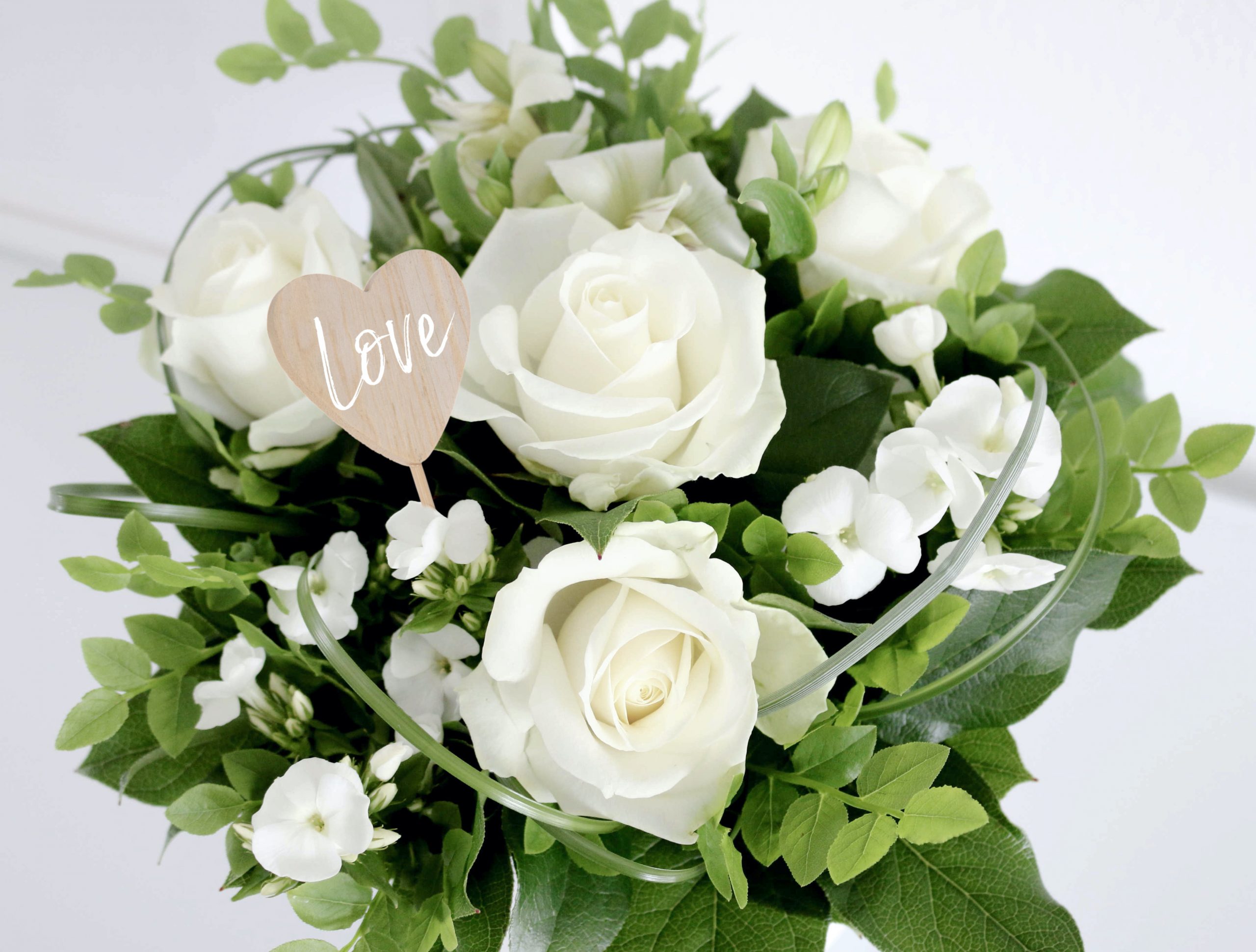 Ystävänpäivä valkoinen ruusu kukkakimppu Omakotivalkoinen