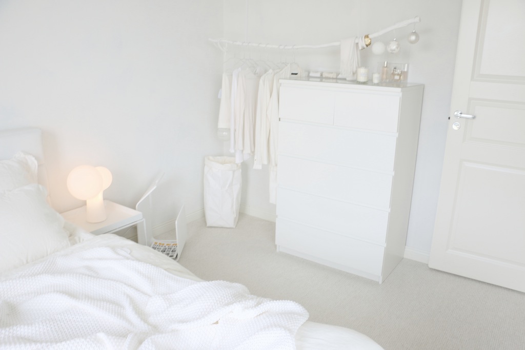 Valkoinen lattia makuuhuoneessa Omakotivalkoinen