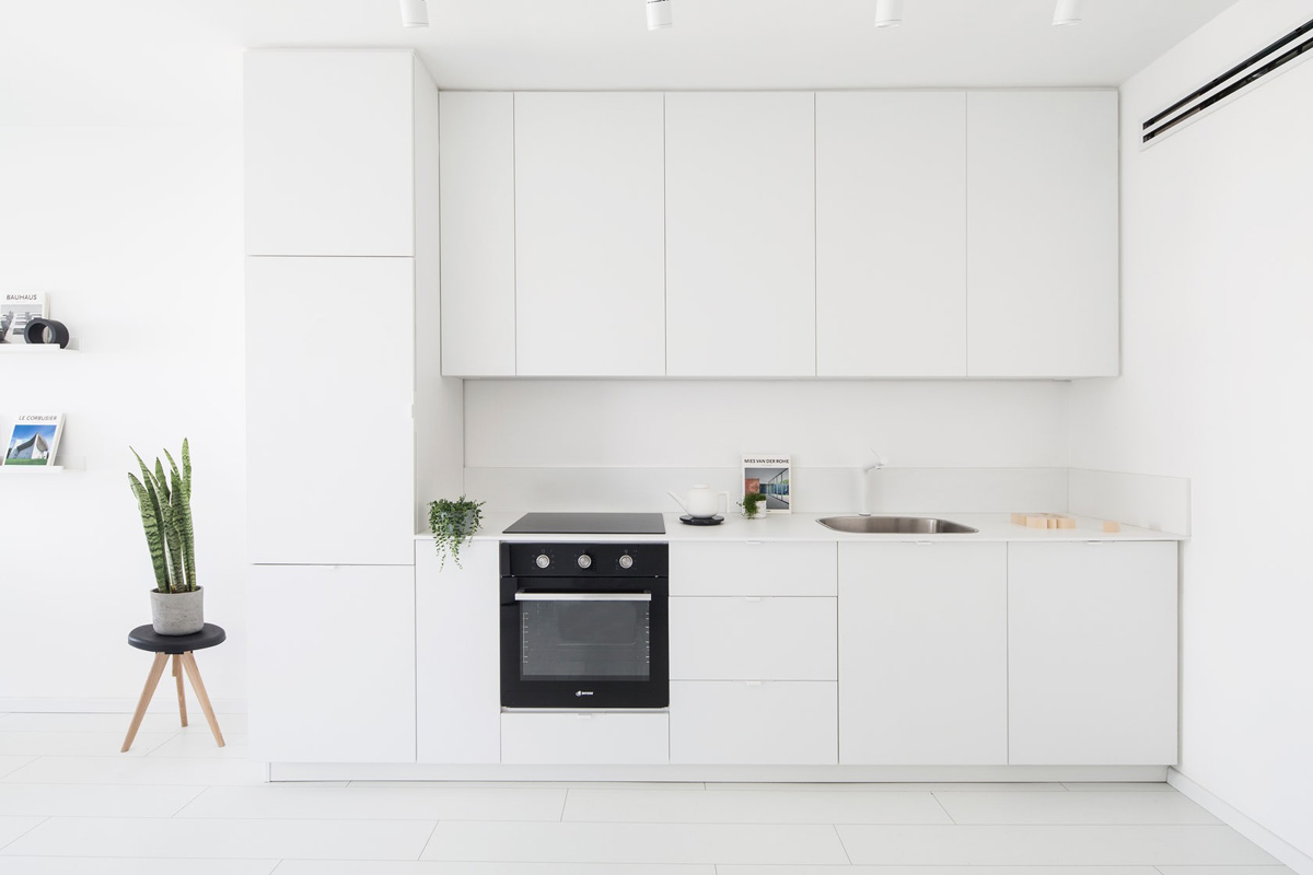 Valkoinen minimalistinen keittiö idea Omakotivalkoinen