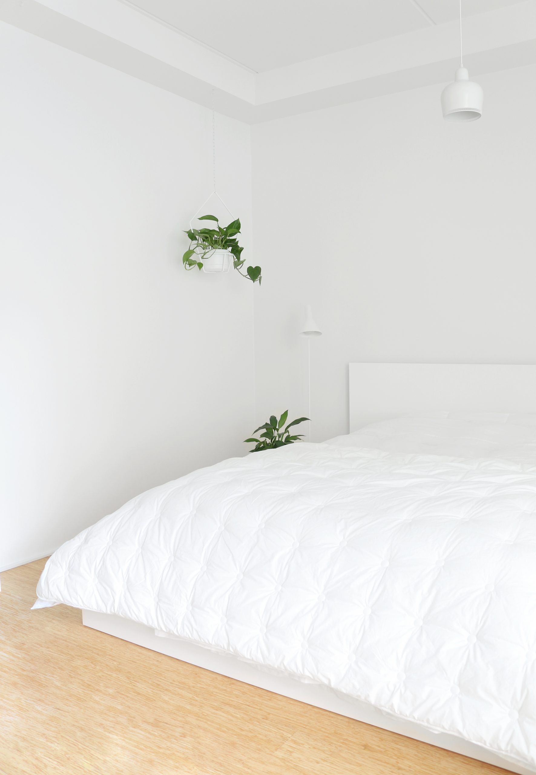 Minimalistinen makuuhuone on sisustukseltaan pelkistetty mutta silti tunnelmallinen ja kodikas - Omakotivalkoinen