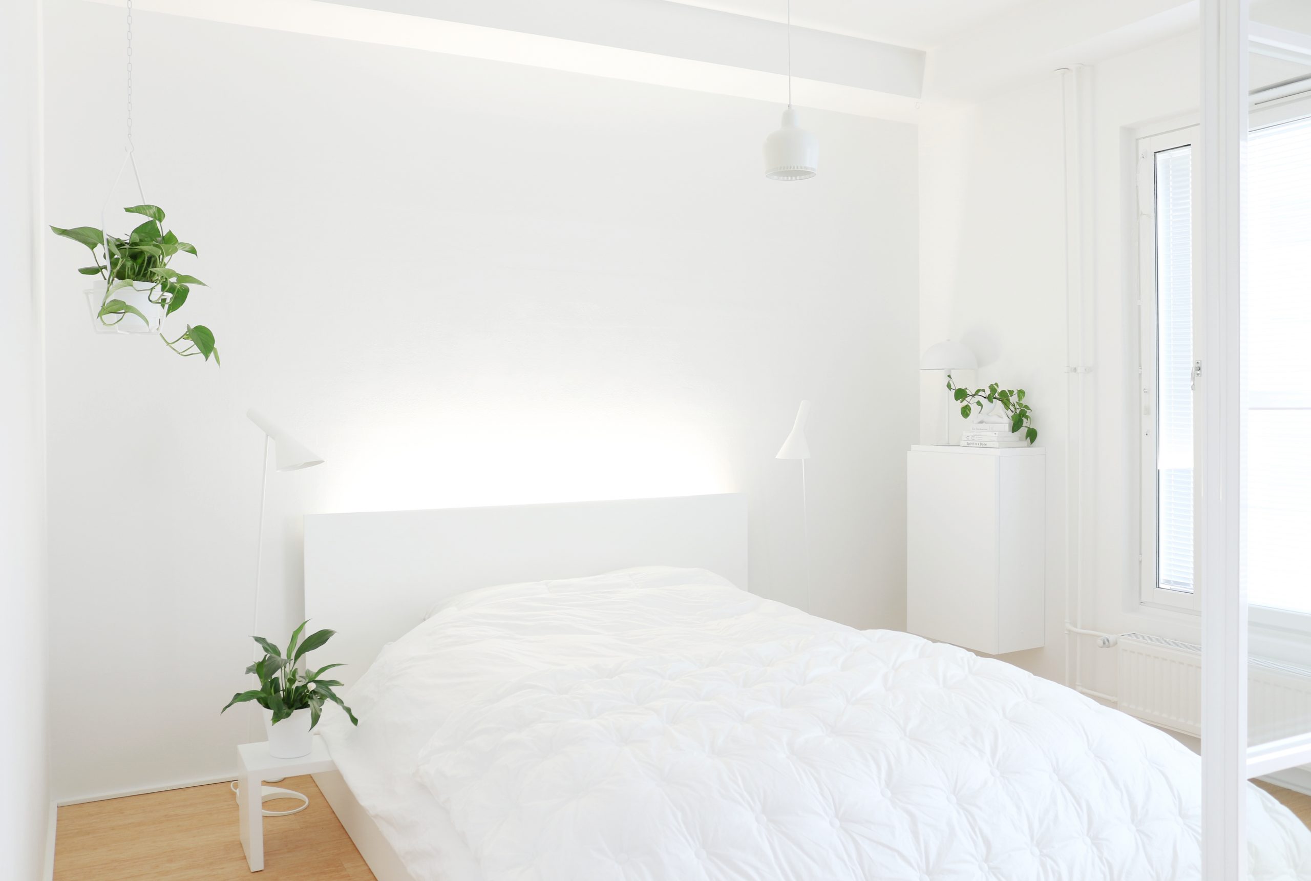 Minimalistinen makuuhuone on sisustukseltaan pelkistetty mutta silti tunnelmallinen ja kodikas - Omakotivalkoinen