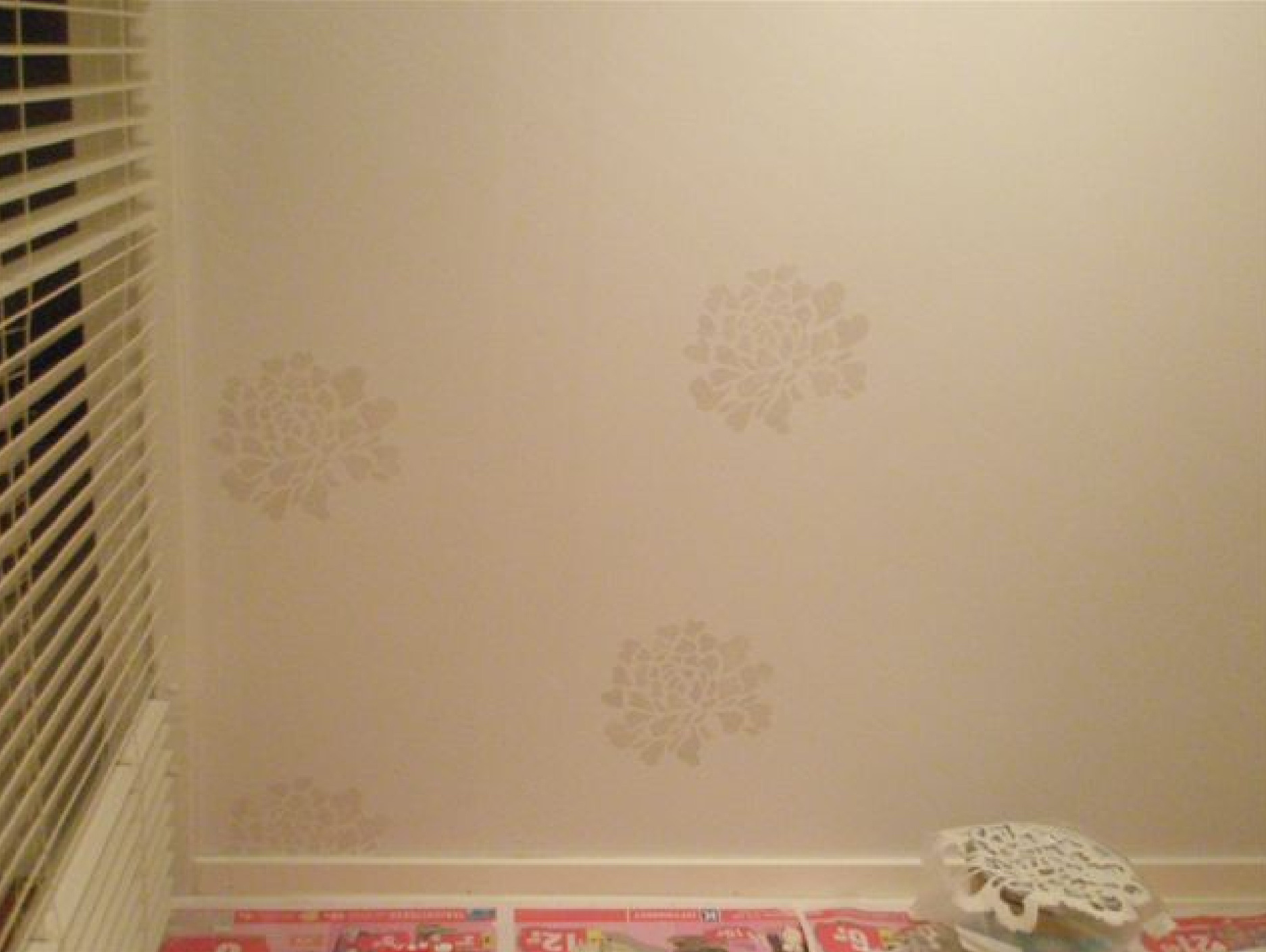 Kuviomaalaaminen sabluunalla seinälle - Remonttivinkit Oma Koti Valkoinen sisustusblogi