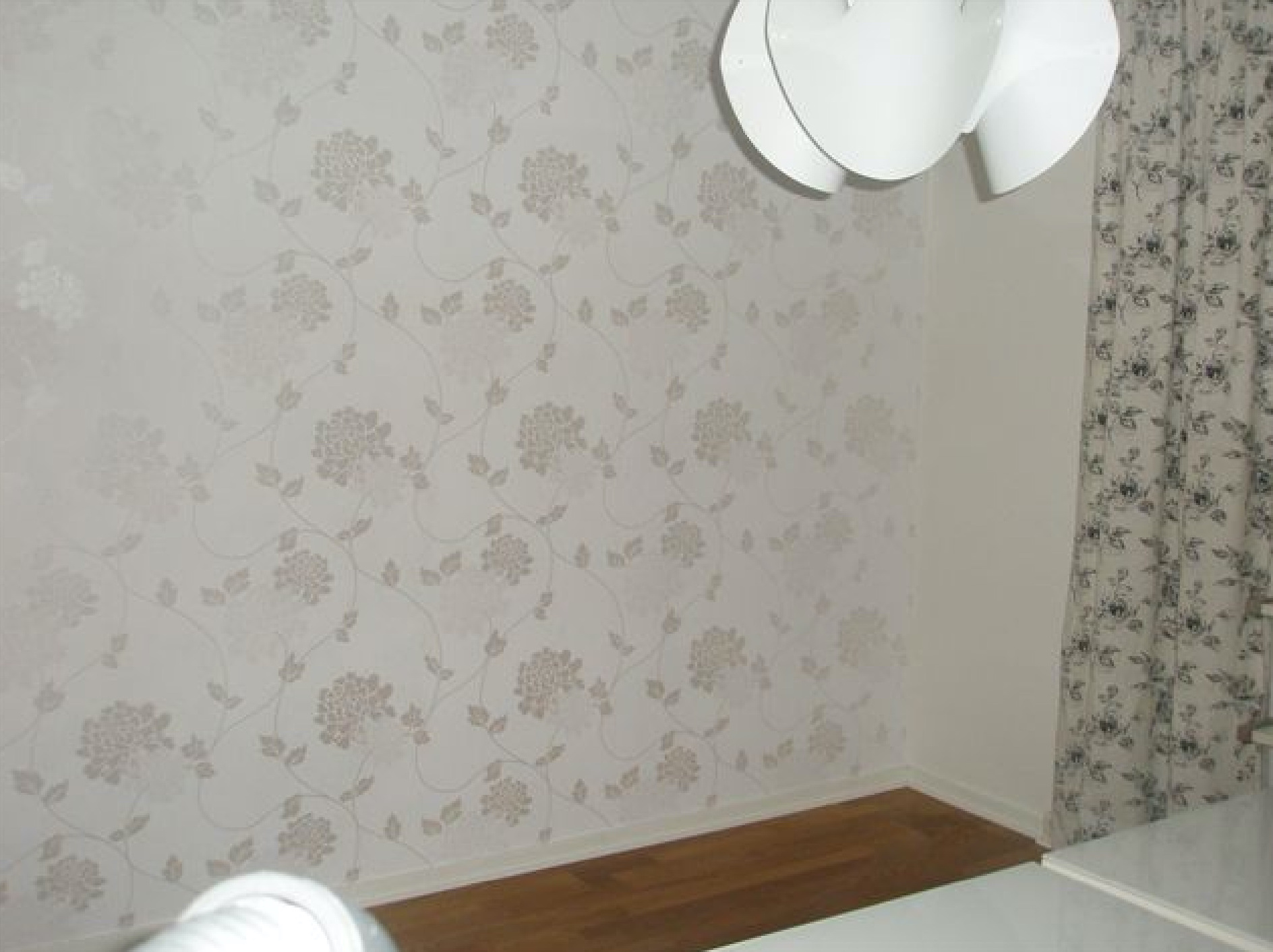 Kuviomaalaaminen sabluunalla seinälle - Remonttivinkit Oma Koti Valkoinen sisustusblogi