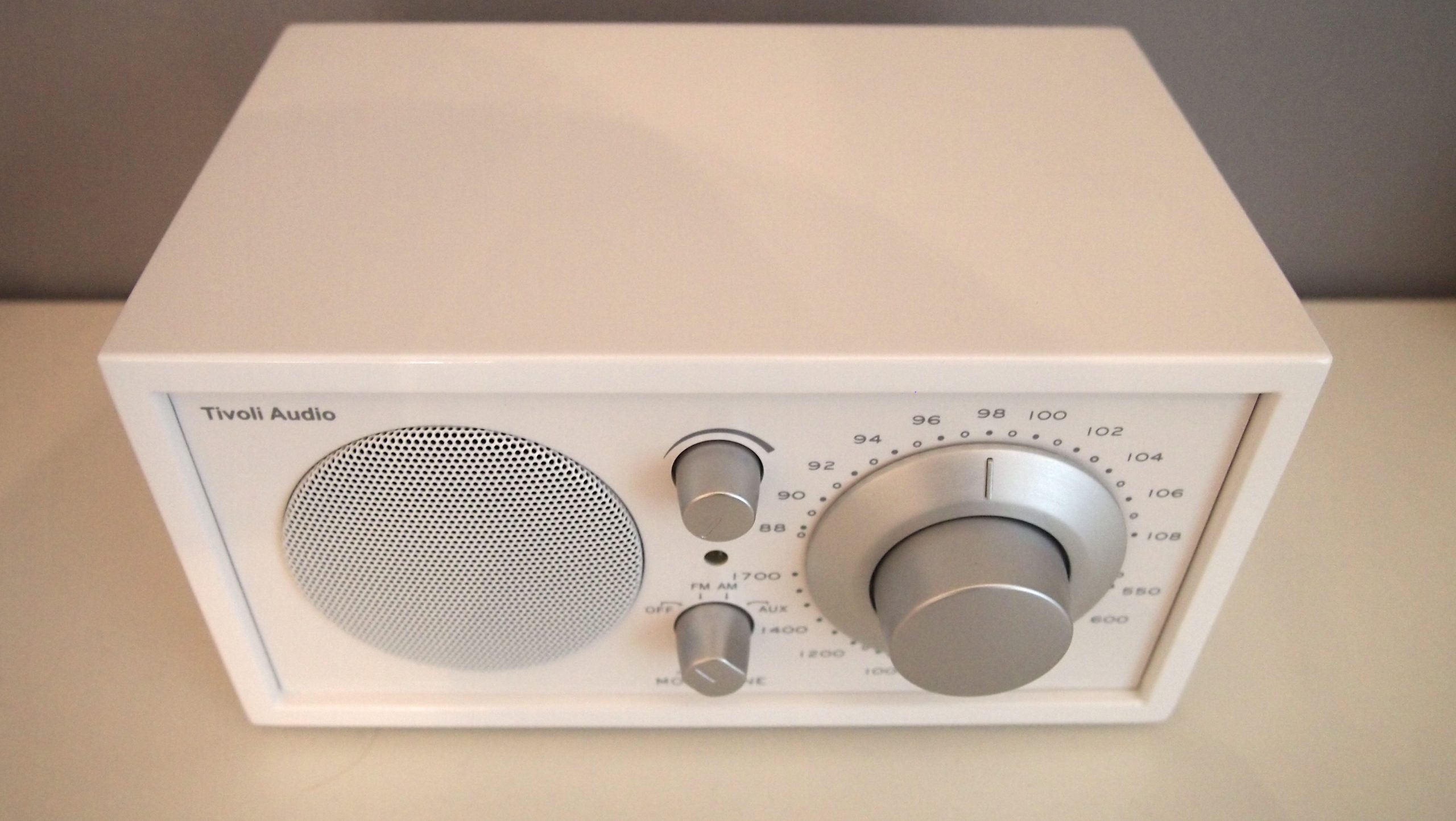 MR Hifi Tivoli Radio Model 1 pöytärapio korkeakiiltoinen valkoinen - Omakotivalkoinen