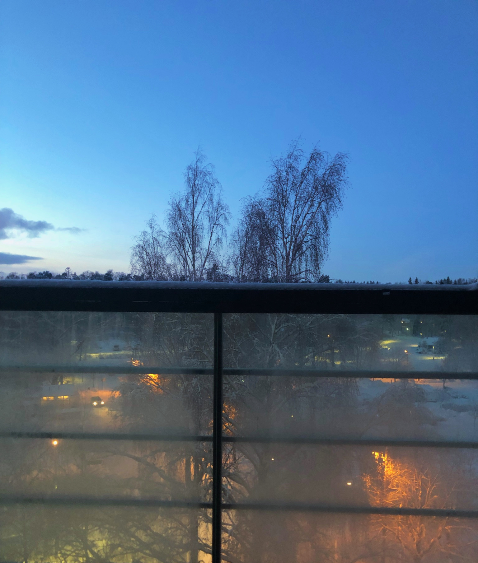 Luminen sininen hetki ja kauniit kinokset maisemakuvat