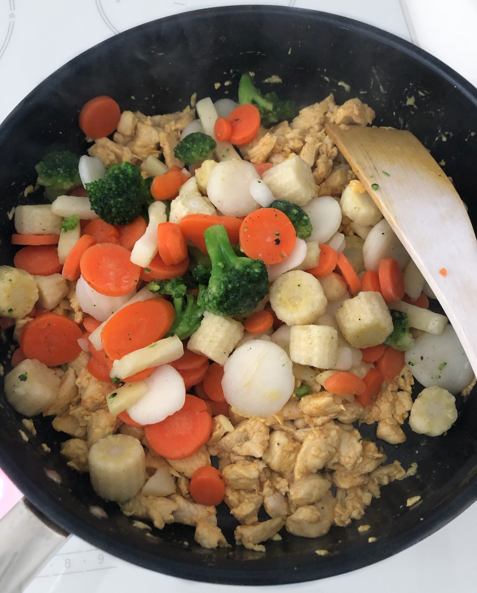 Nopea kana-riisiwokki resepti - Lisää wokkivihannekset ja kypsennä kevyesti sekoitellen