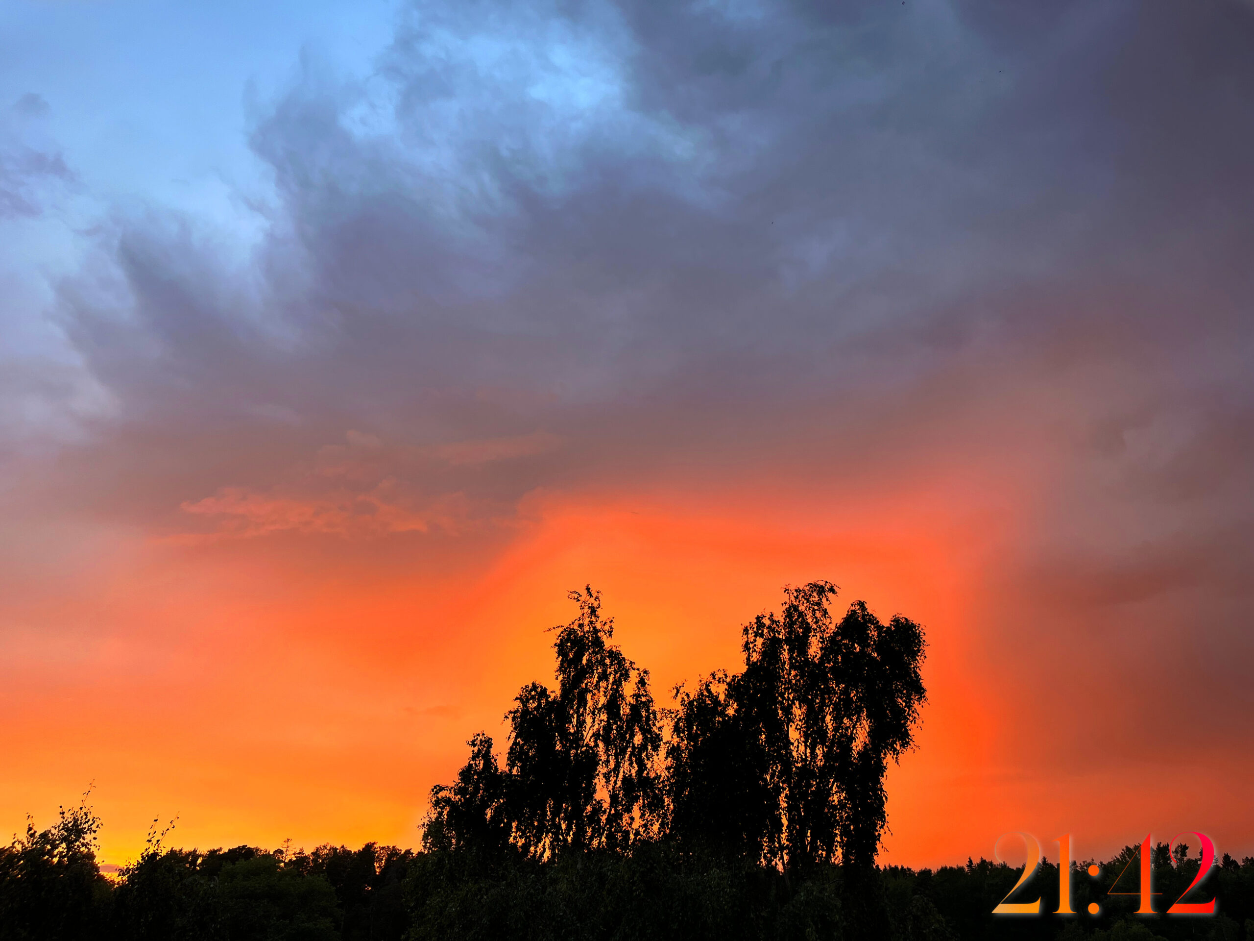 Leimuava auringonlasku ja mykistävän upea näky