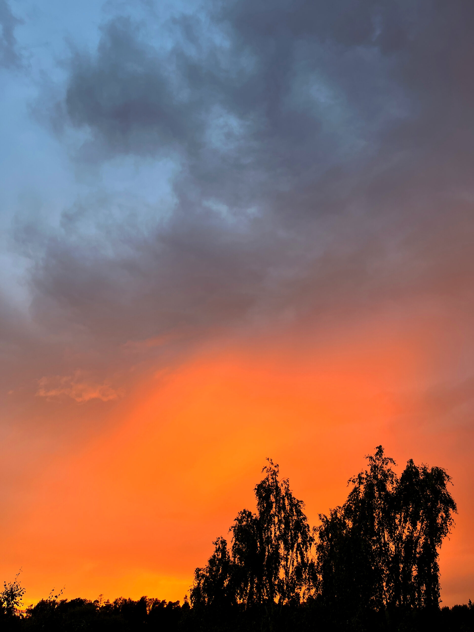 Leimuava auringonlasku ja mykistävän upea näky