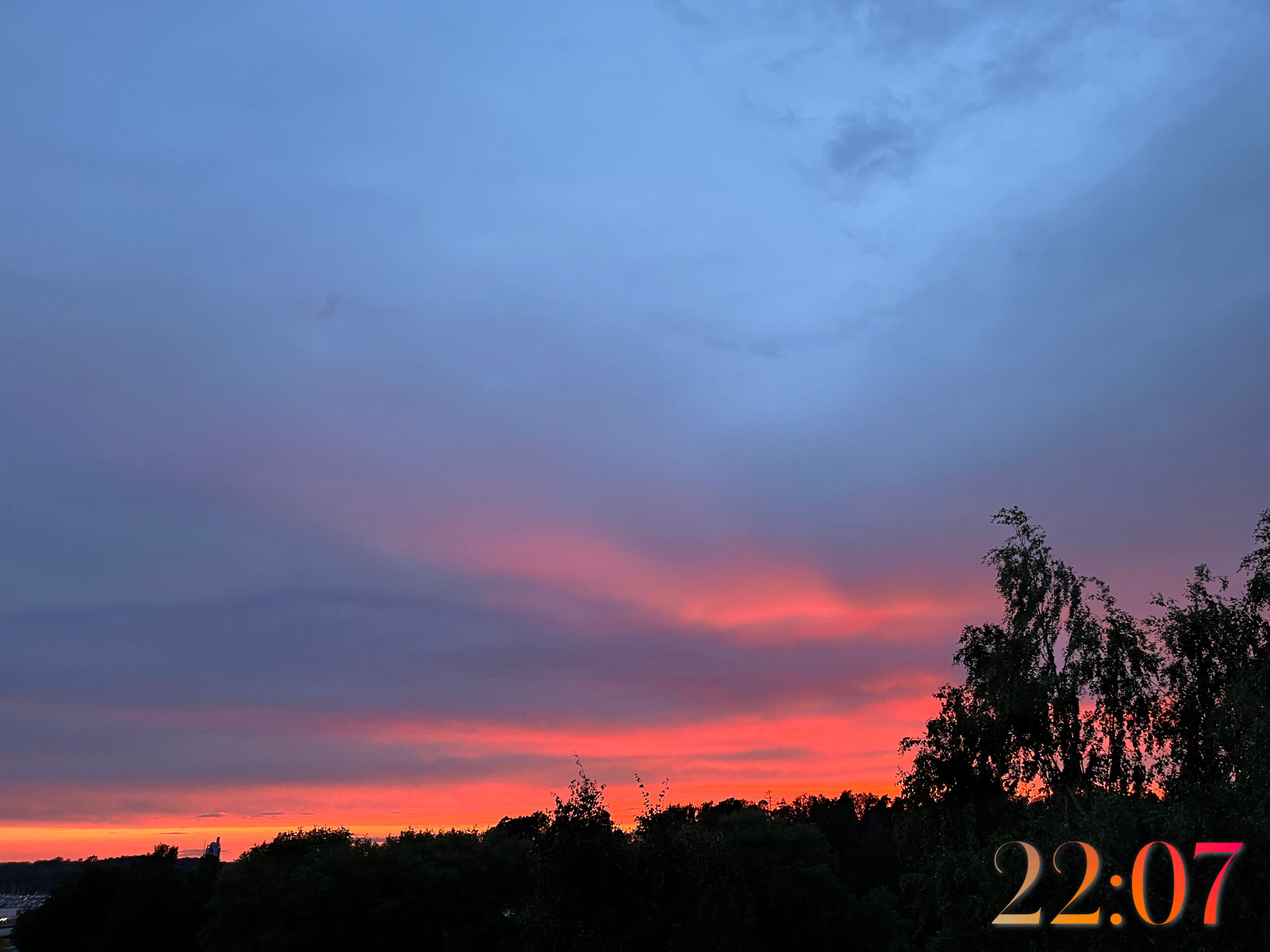 Leimuava auringonlasku ja mykistävän upea näky